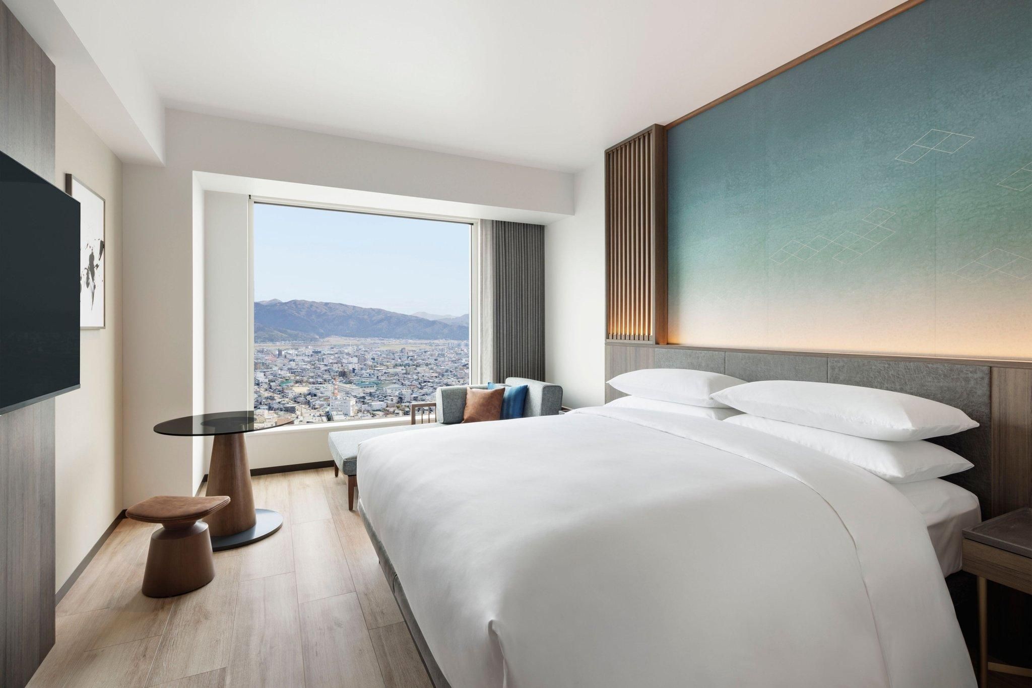 Deluxe, Guest room, 1 King, Mountain view