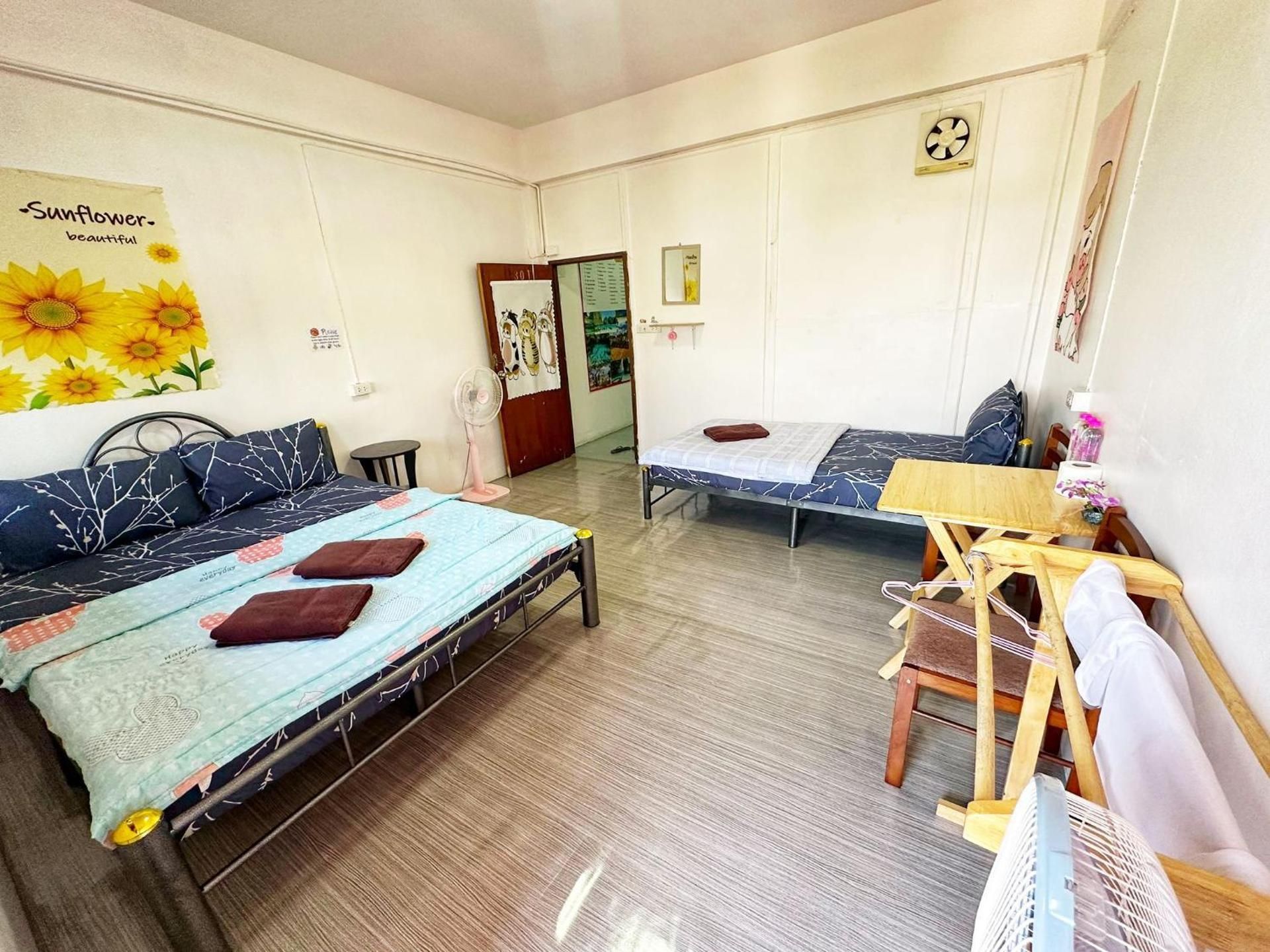 Madam Guesthouse Triple Room with Balcony with Shared Bathroom 2