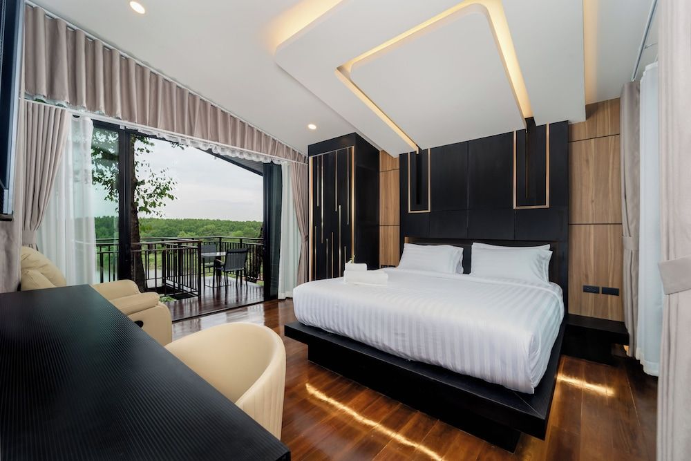 High Tree Resort Co.,Ltd. Deluxe Suite, Balcony, Lake View 2