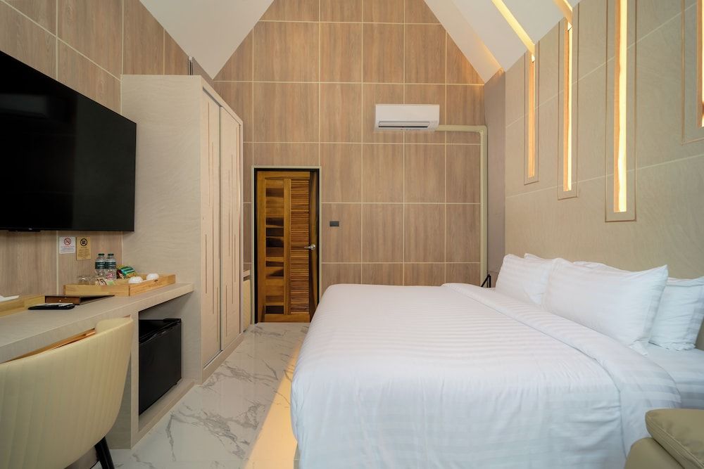 High Tree Resort Co.,Ltd. Deluxe Room, Balcony, Garden View 3