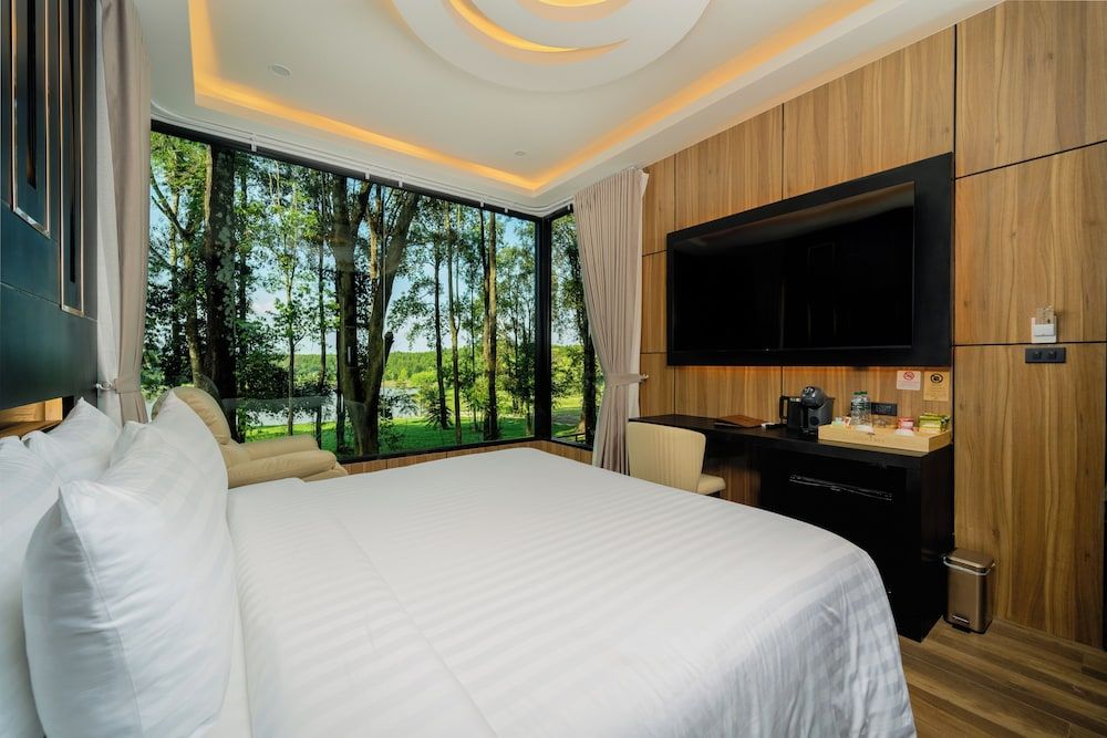 High Tree Resort Co.,Ltd. Deluxe Room, Balcony, Lake View