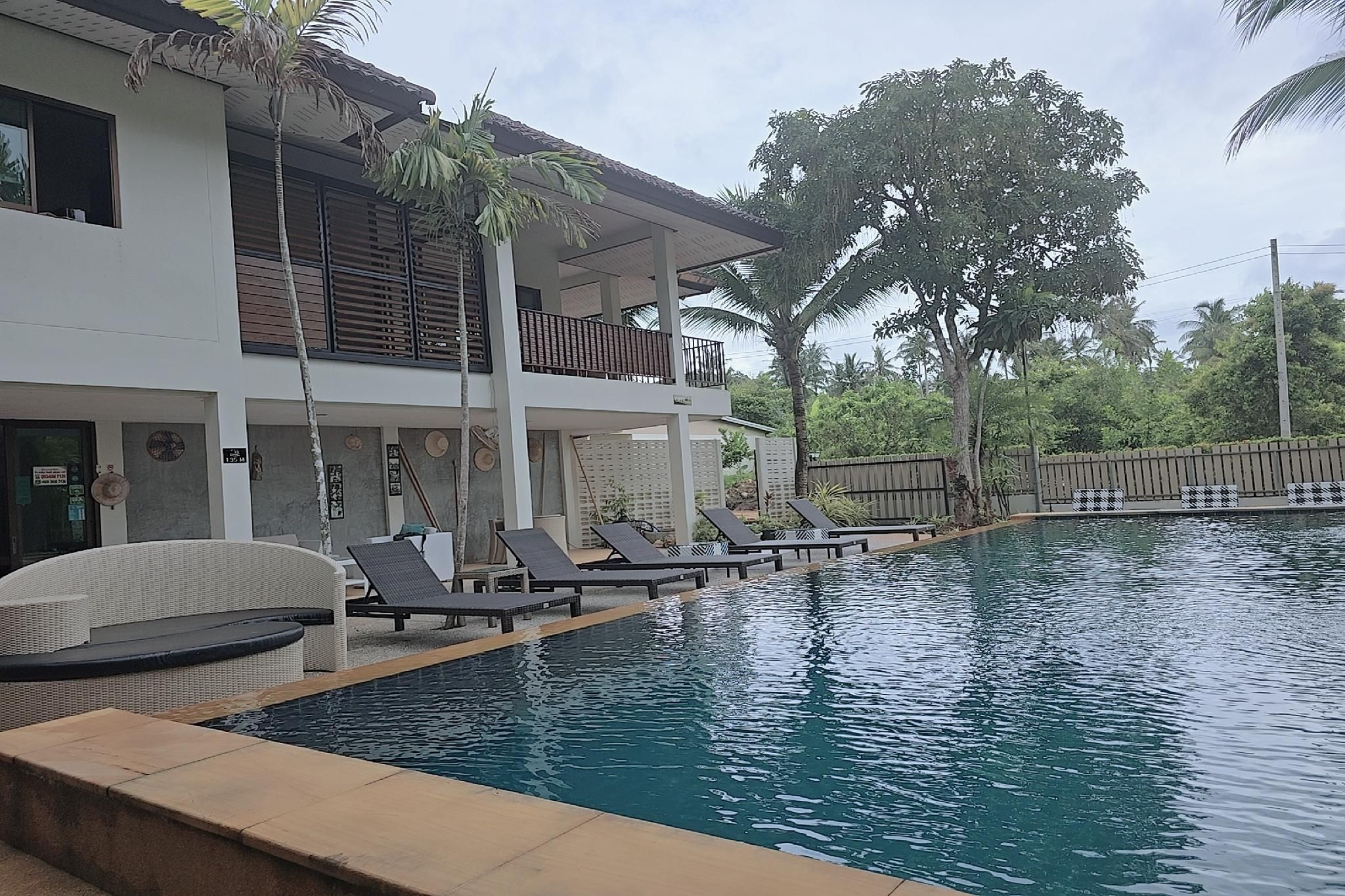 swimming pool [outdoor]