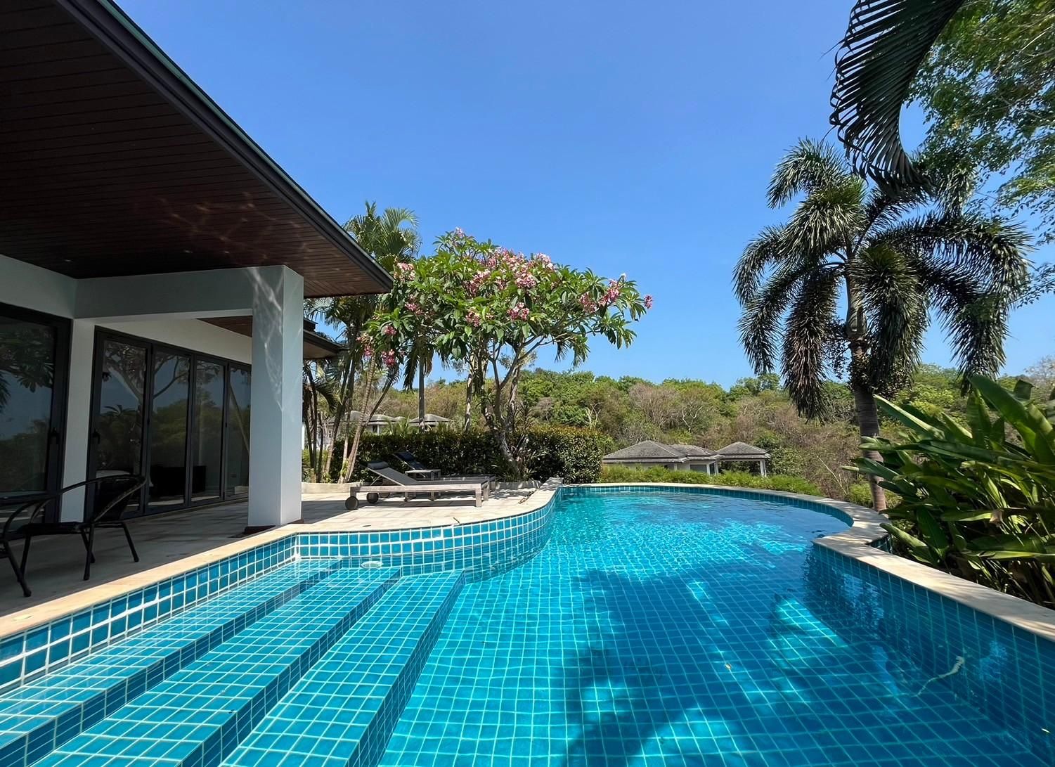 swimming pool [outdoor]