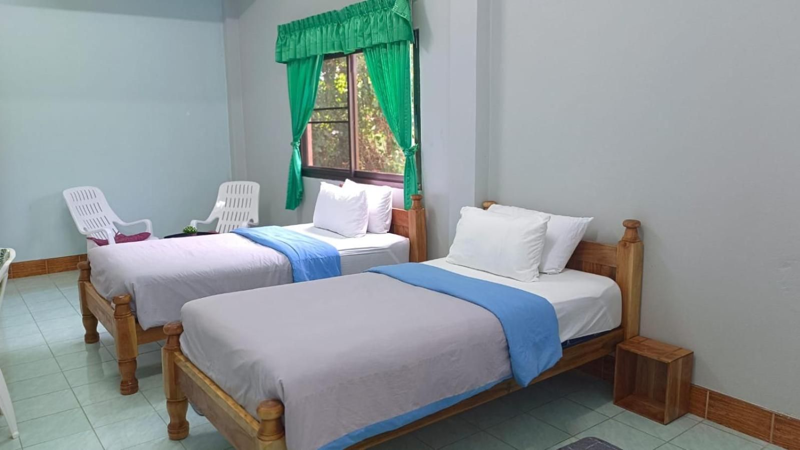 Large Twin Room with Mountain View and Air conditioning