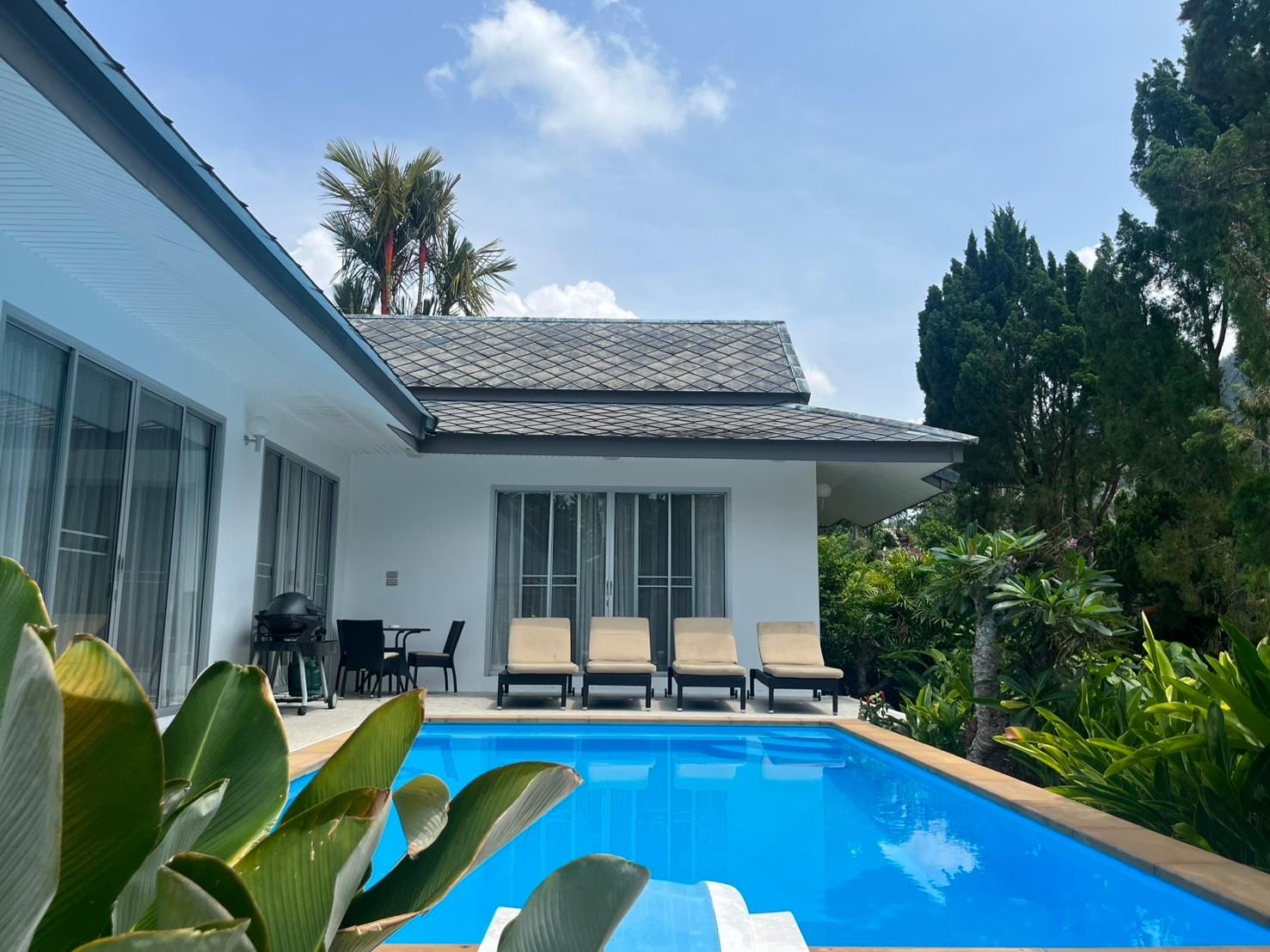 swimming pool [outdoor]