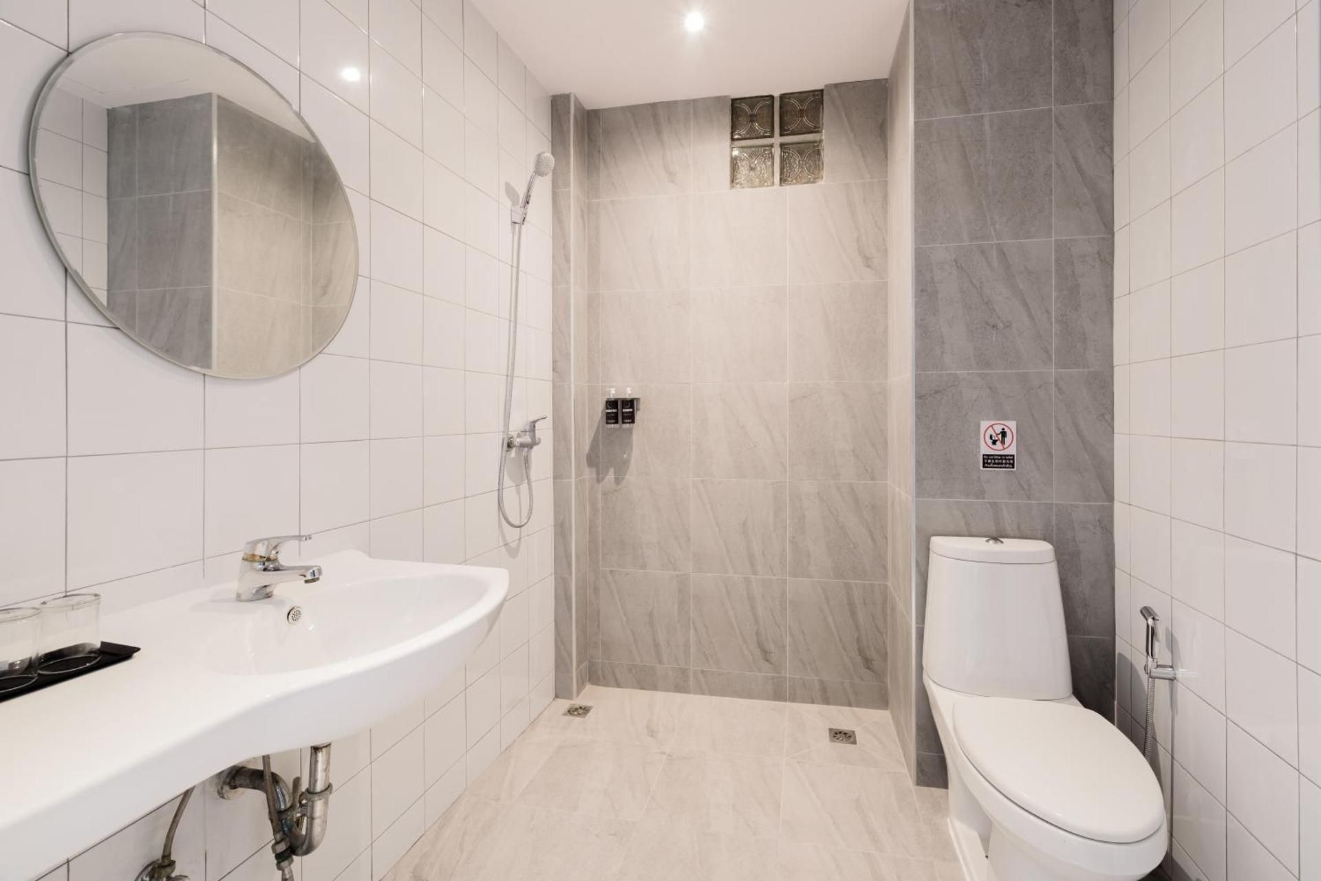 Moon Budget Hotel Standard King Room 3