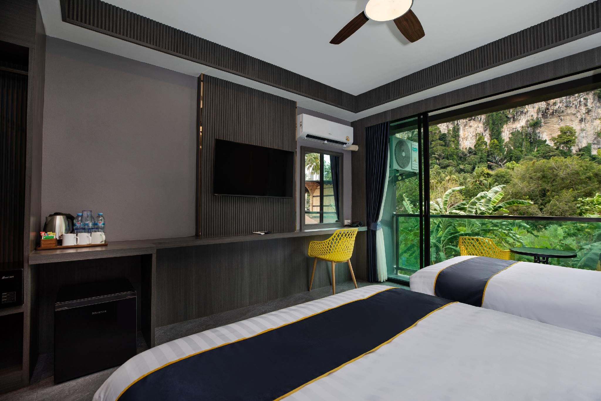 Triple Mountain View Room