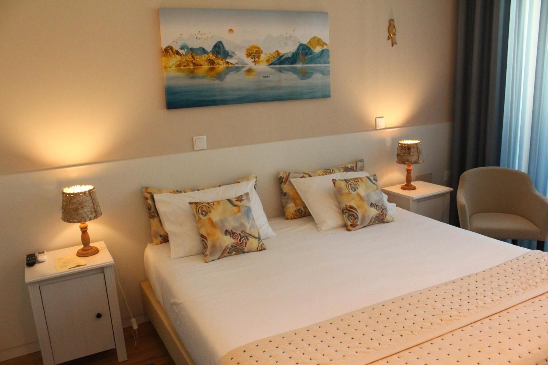 Rito Hall da Serra Mobility Accessible One Bedroom Suite Queen Roll-In Shower