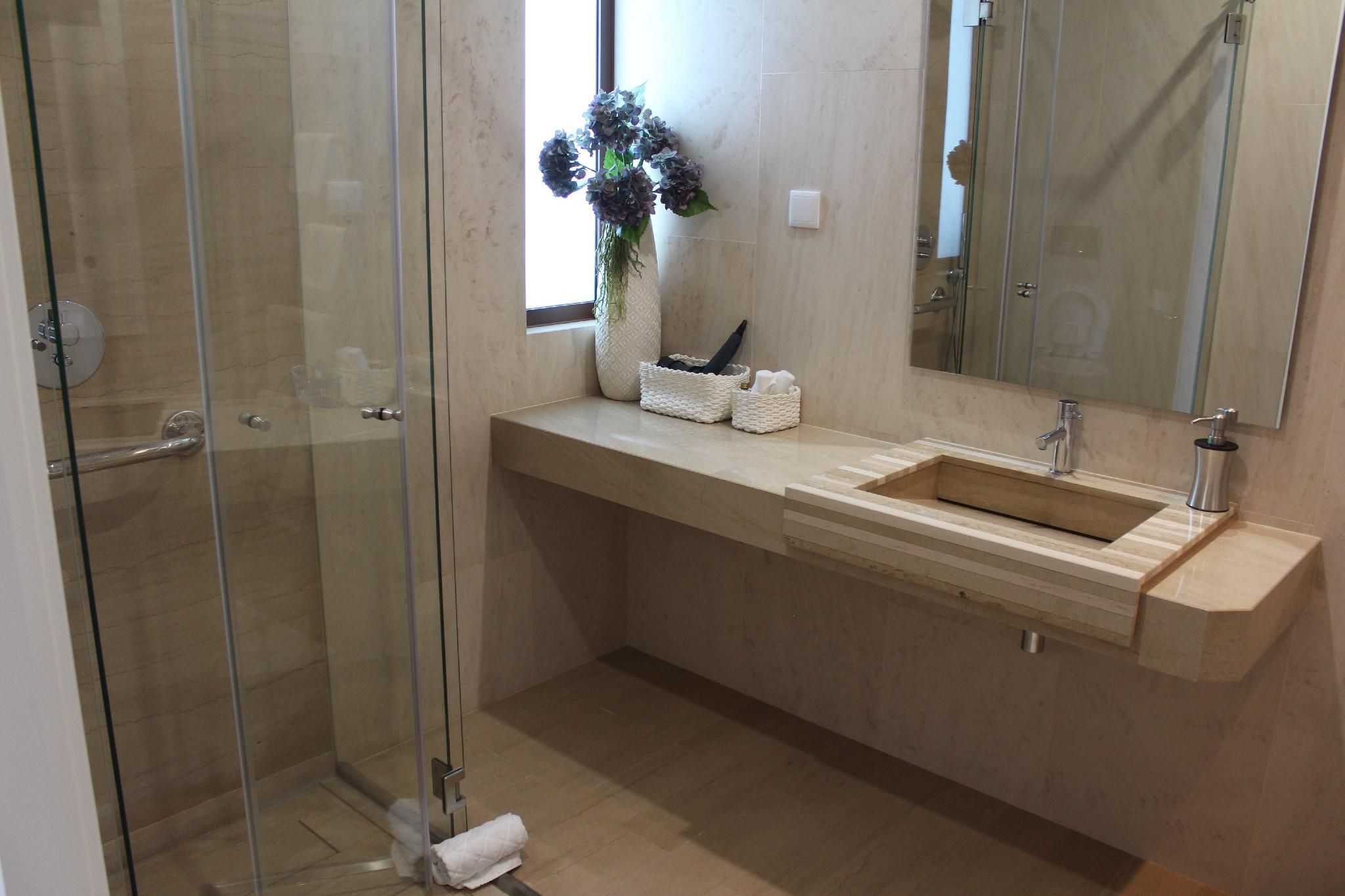 Rito Hall da Serra Mobility Accessible One Bedroom Suite Queen Roll-In Shower 3