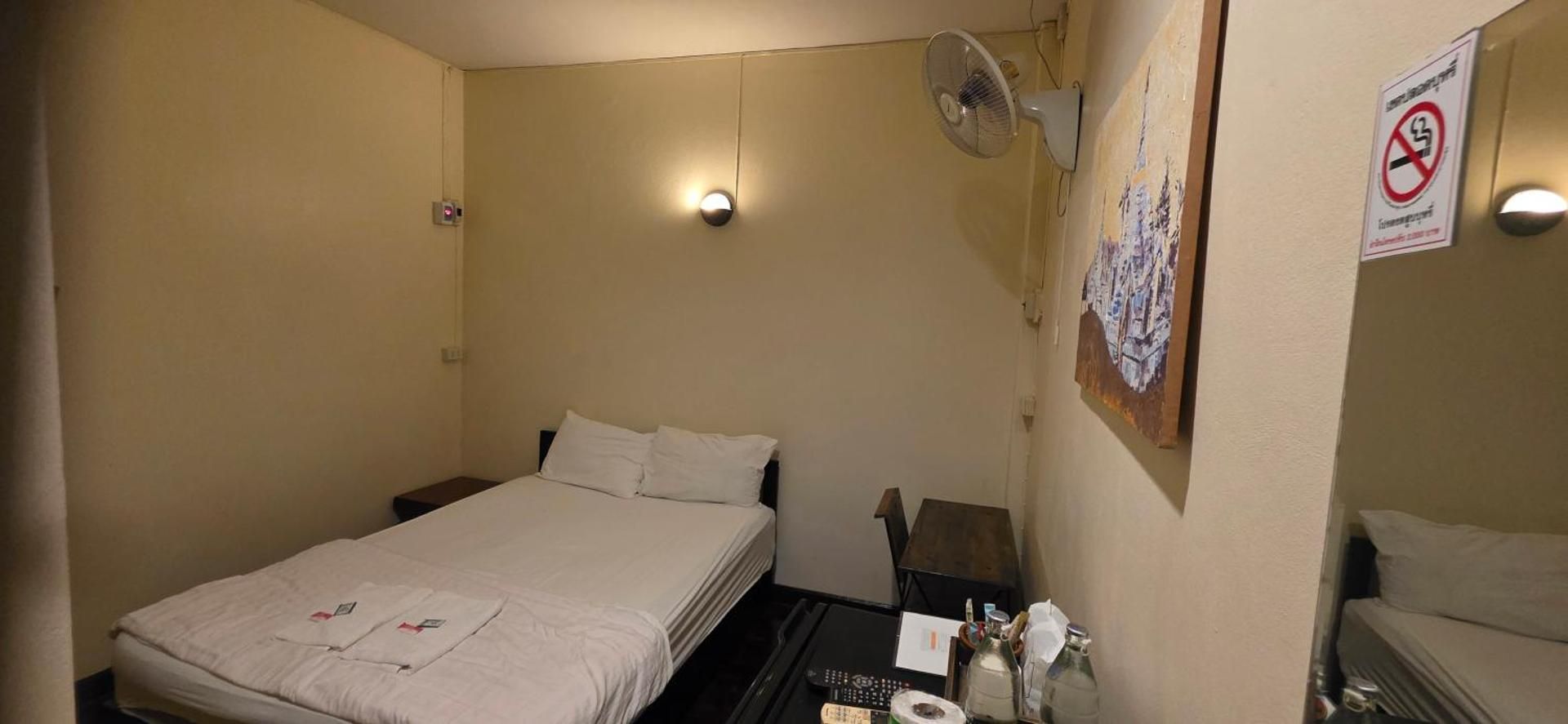 Double Room with Private Bathroom - No window