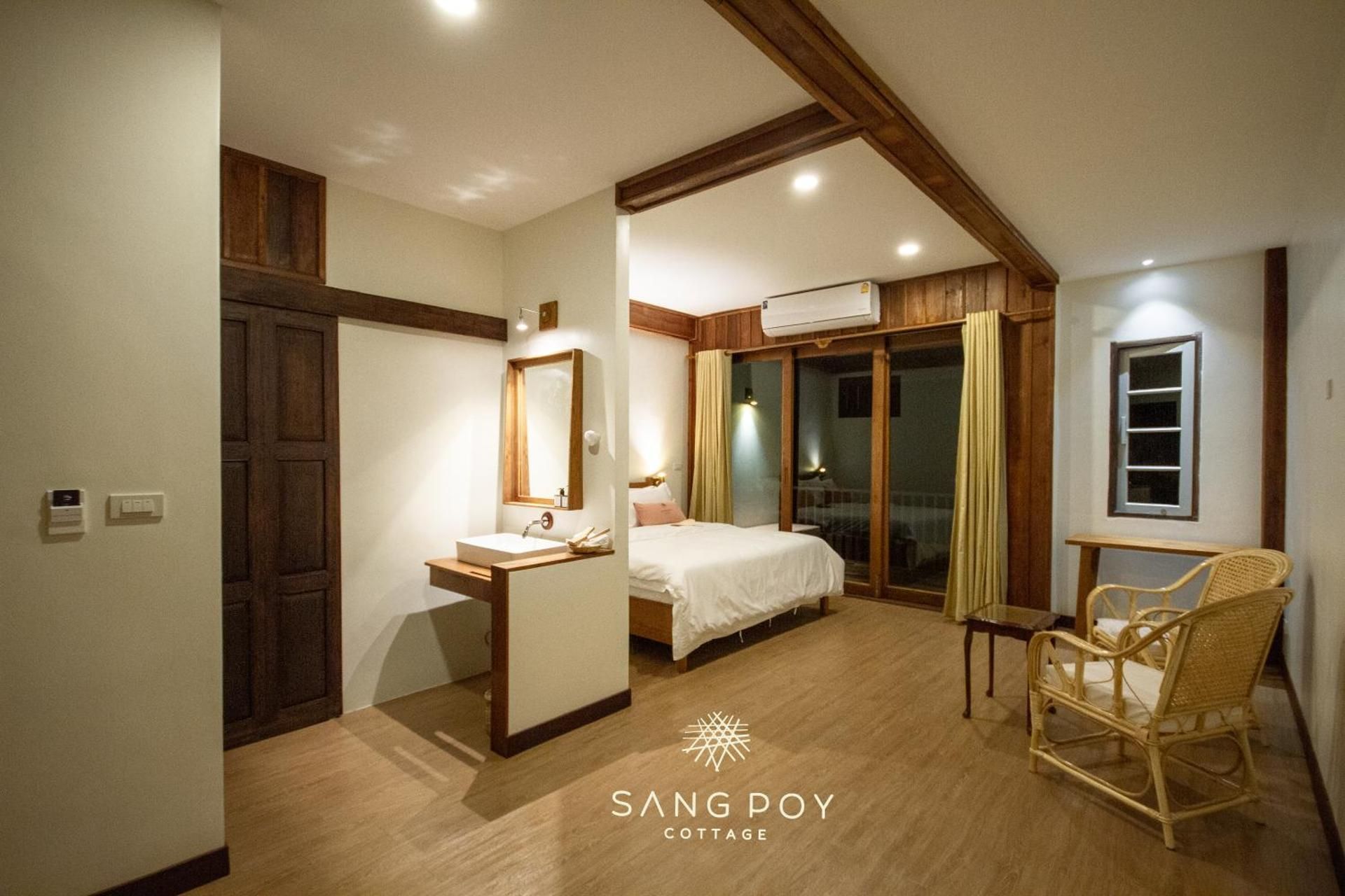 Sang Poy Cottage Deluxe with Balcony 2