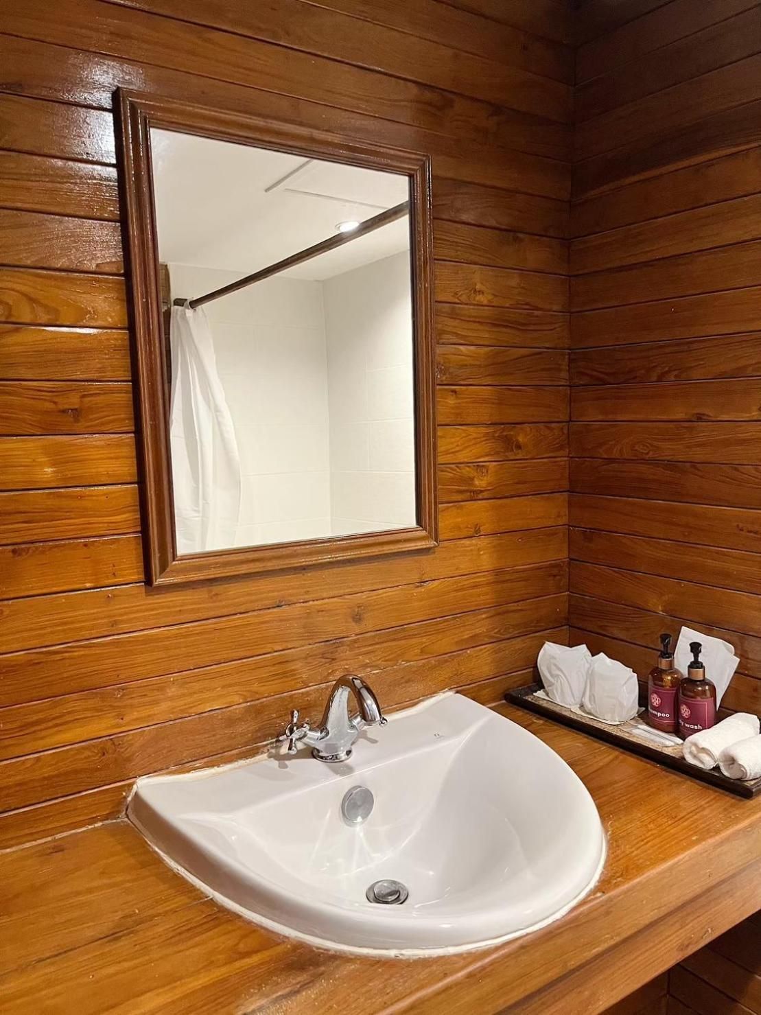 Riverhouse Resort Deluxe Double City View 3