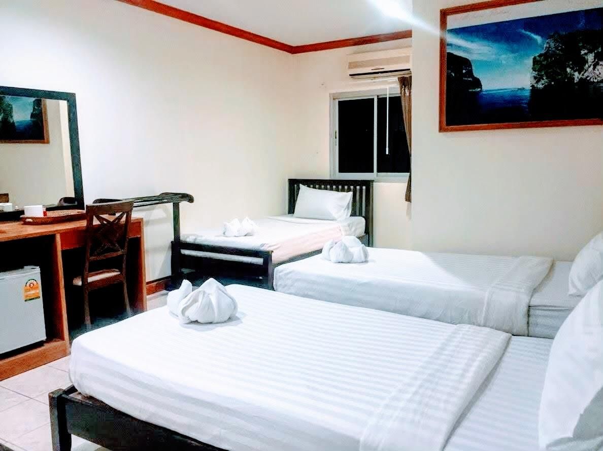 Deluxe 3 Single Beds