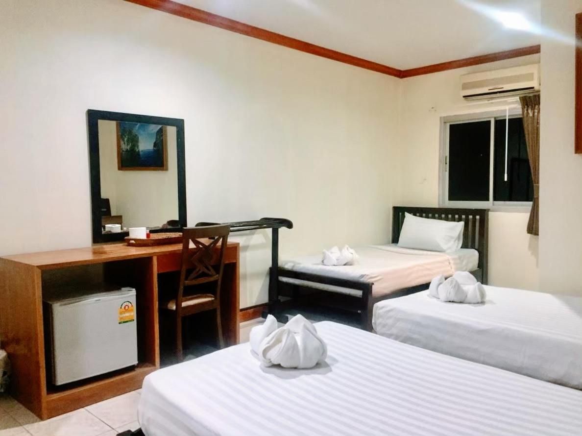 Deluxe 3 Single Beds