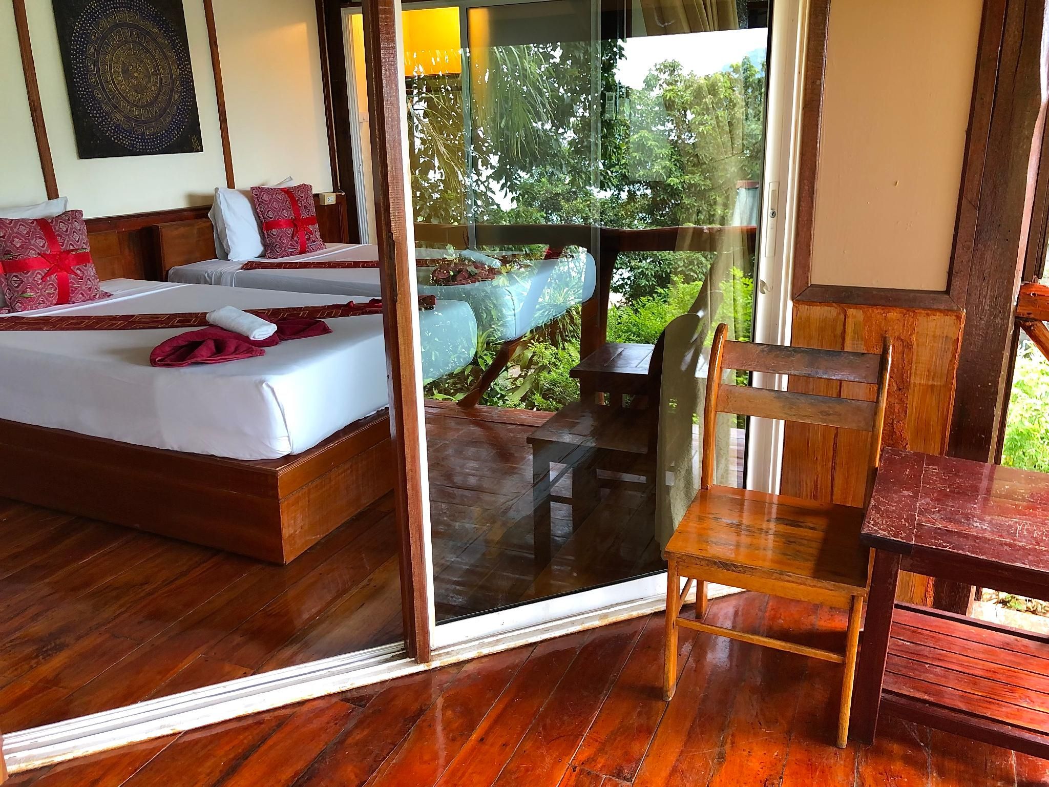 Deluxe Twin with Partial Sea View