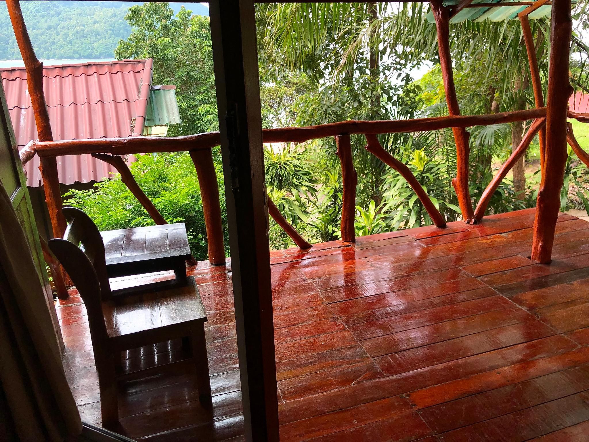Deluxe Twin with Partial Sea View