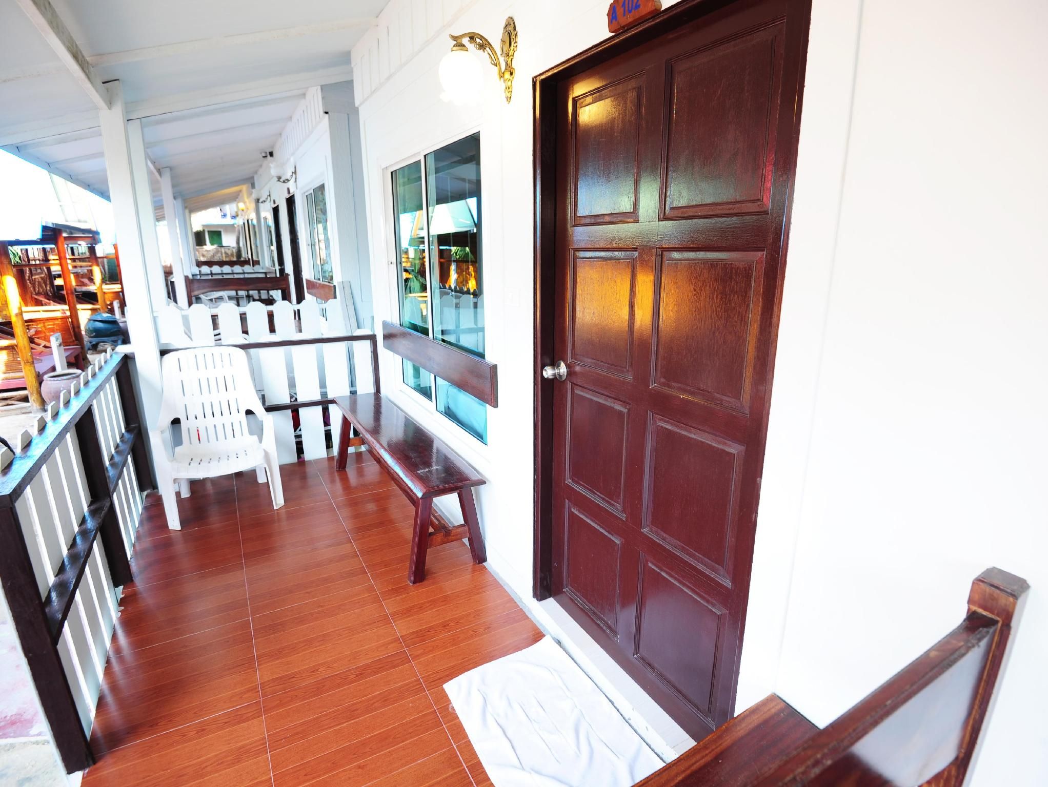 Phi Phi Twin Palms Bungalows Standard Queen Room with Balcony - Non-Smoking 3