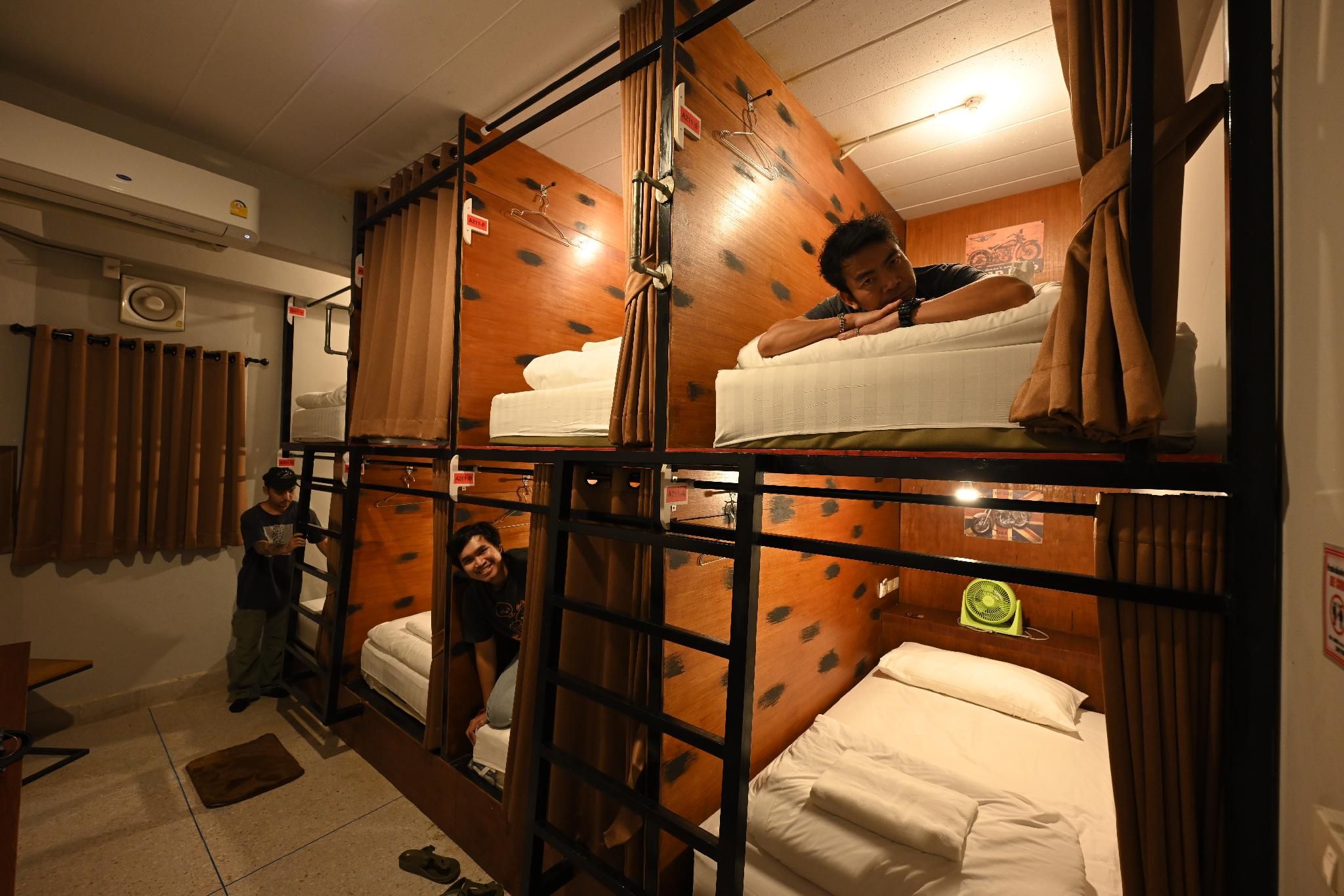1 Person in 8-Bed Dormitory with Shared Bathroom - Mixed
