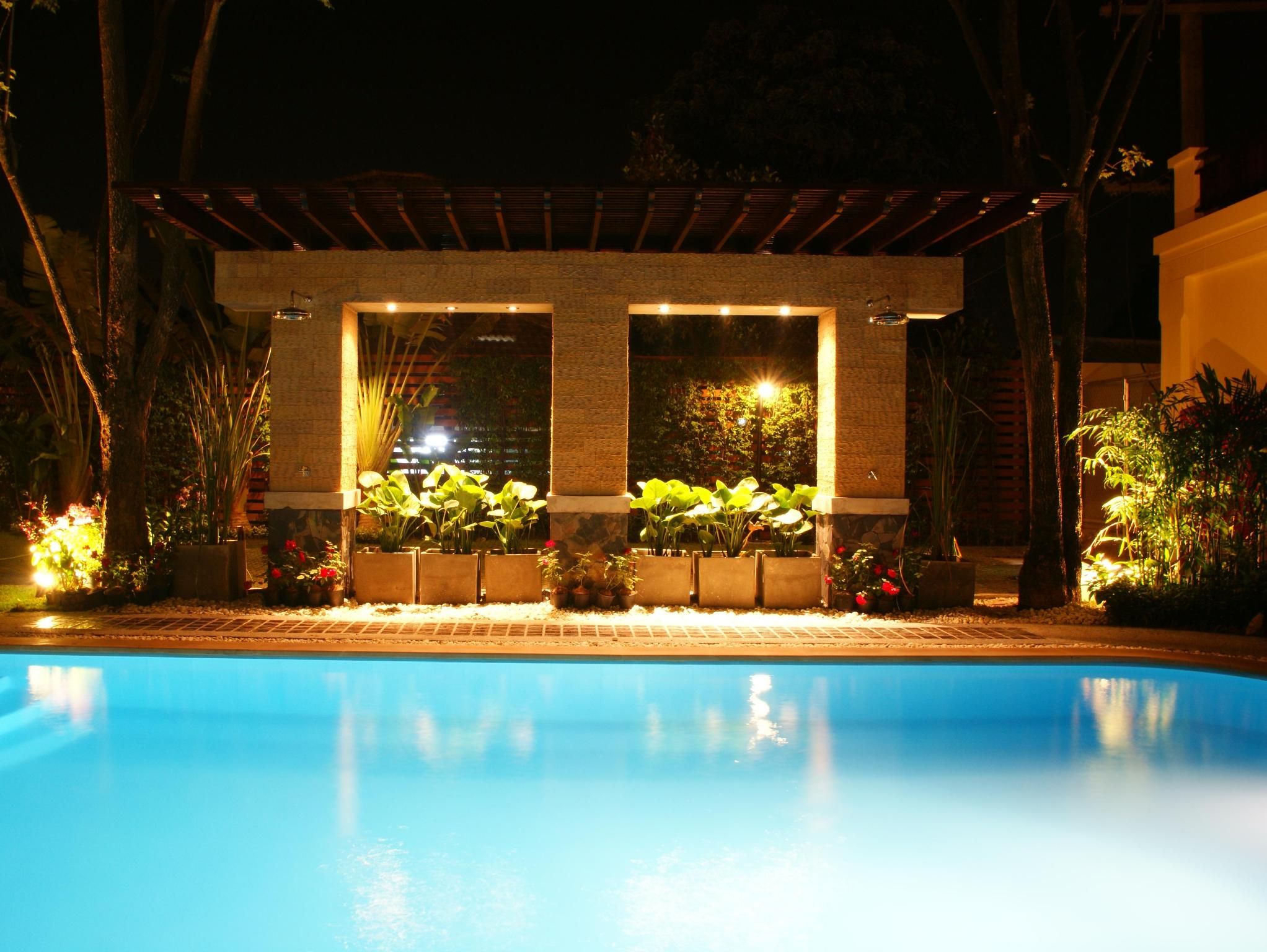 swimming pool [outdoor]