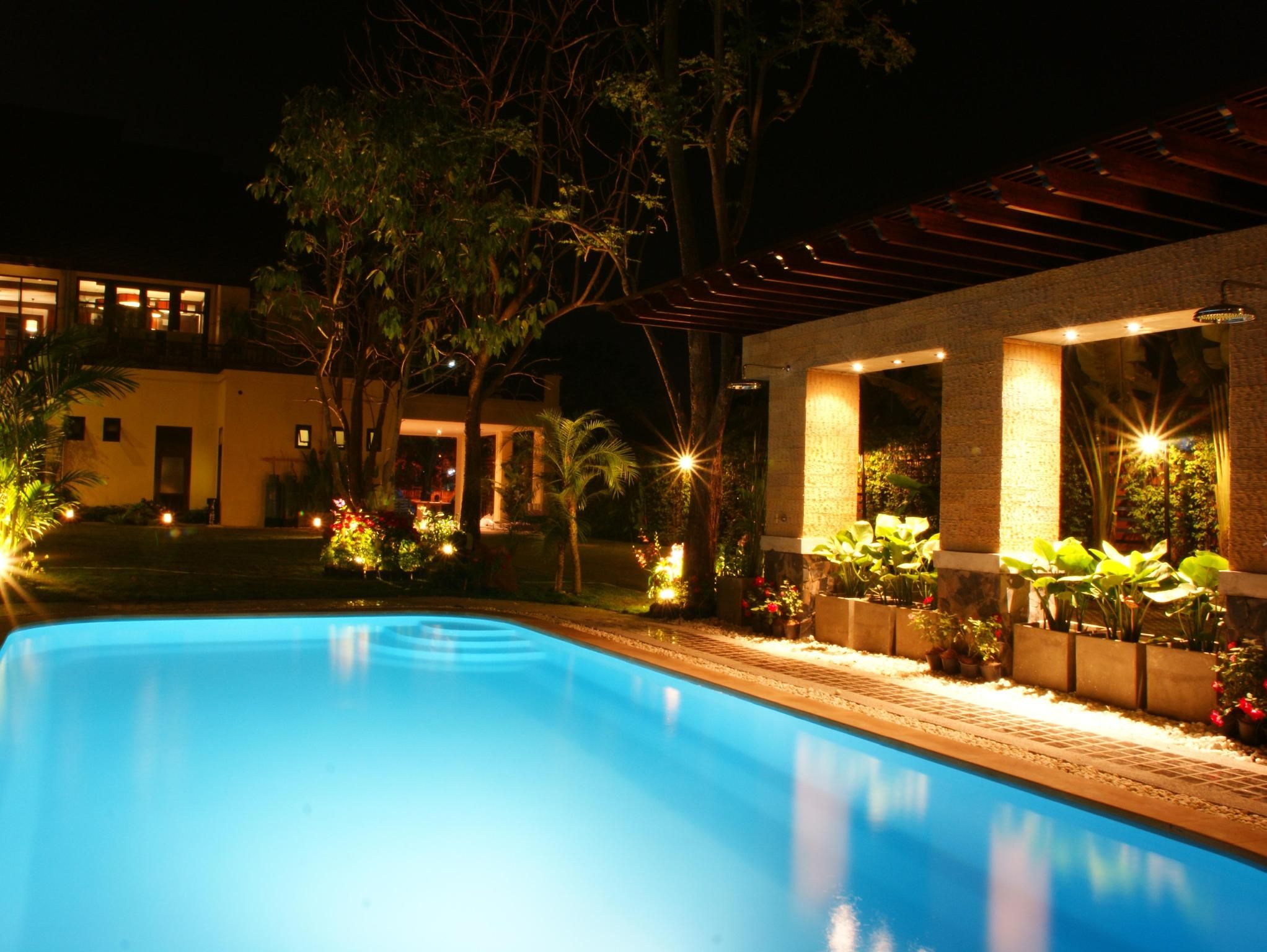 swimming pool [outdoor]