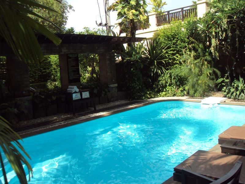 swimming pool [outdoor]