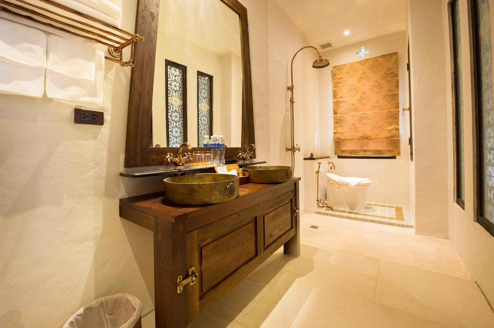 Shinnabhura Historic Boutique Hotel Royal Suite-King Bed 2