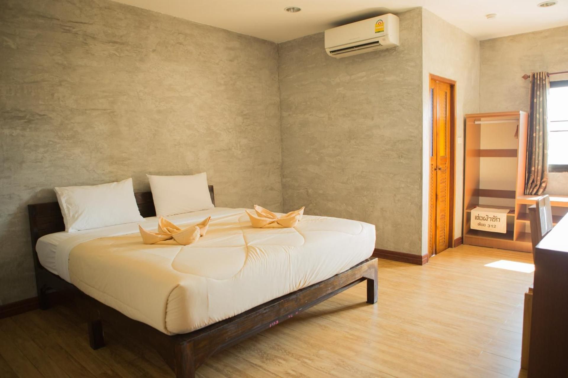 Boonme Heritage Hotel Standard King Bed 2