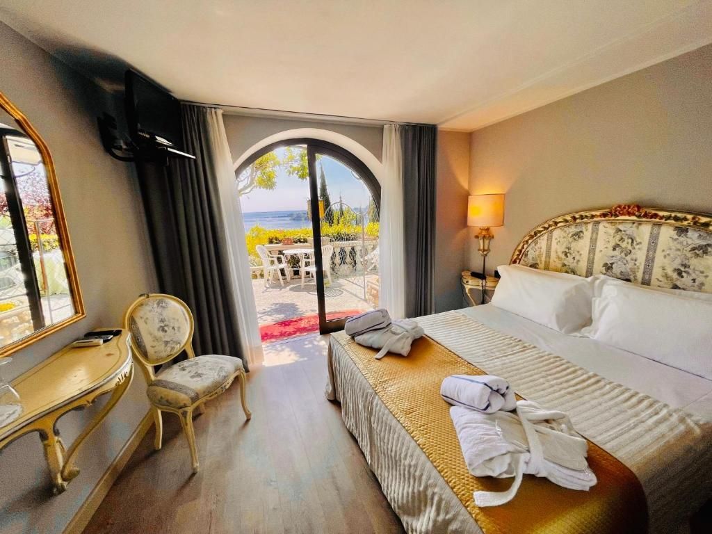 Double Room with Balcony and View