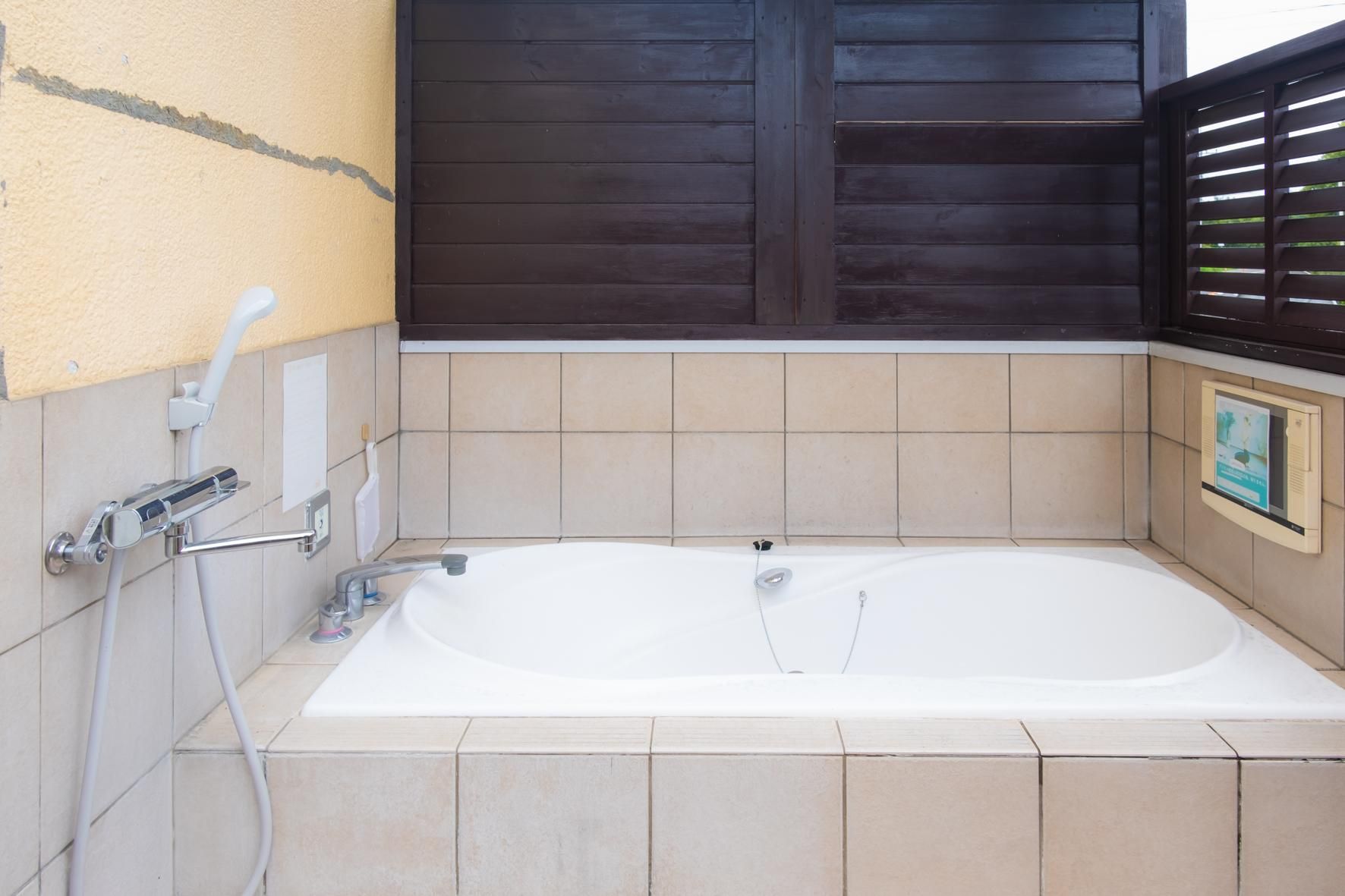 King Room with Hot Tub - Non-Smoking