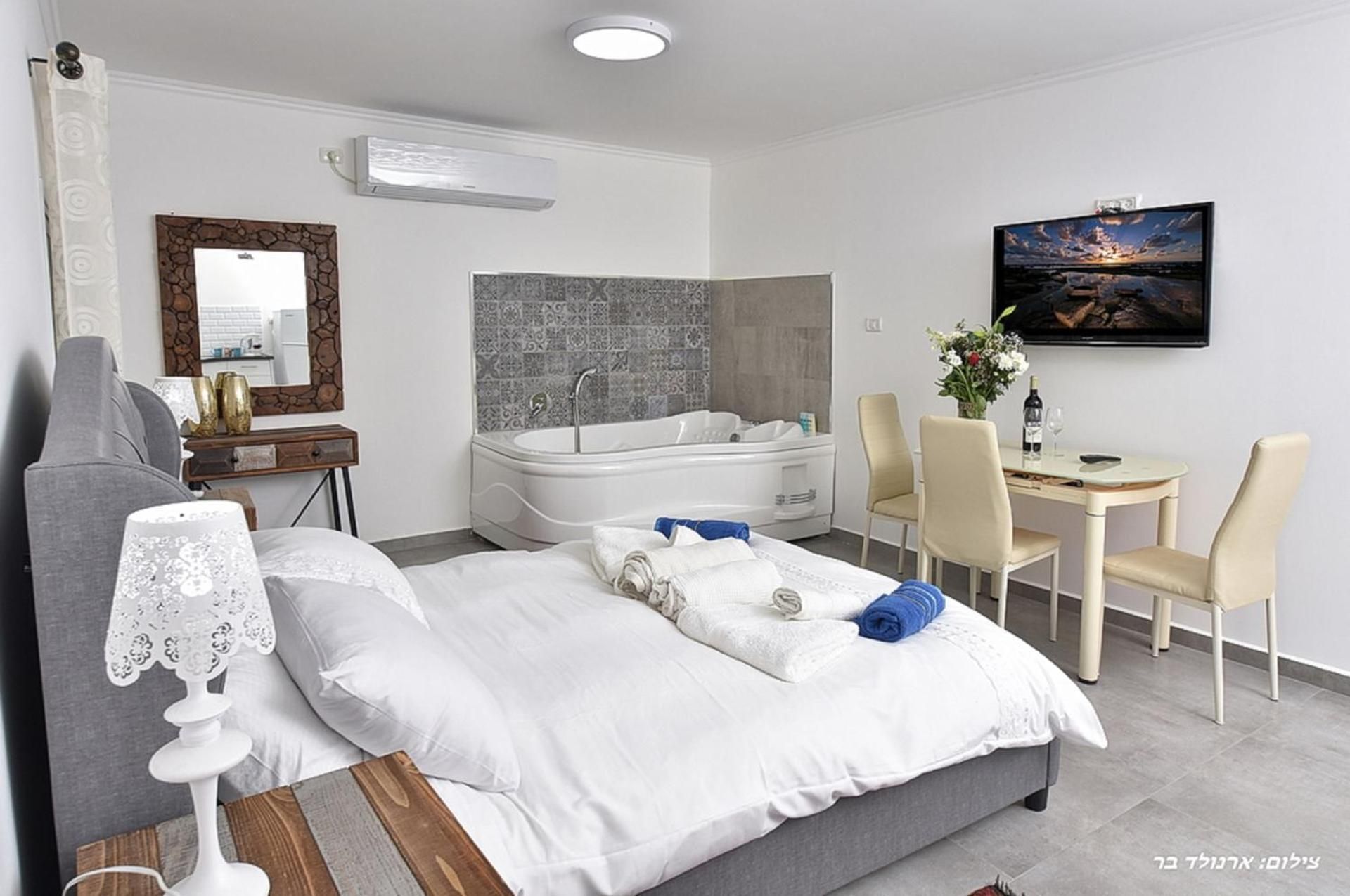 Studio with Spa Bath