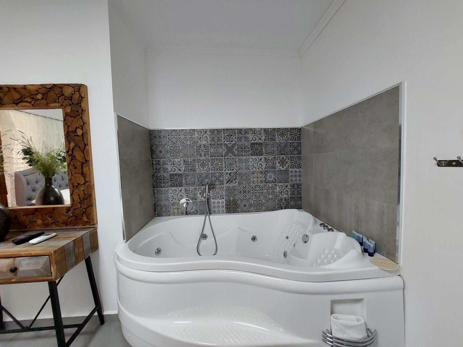Studio with Spa Bath