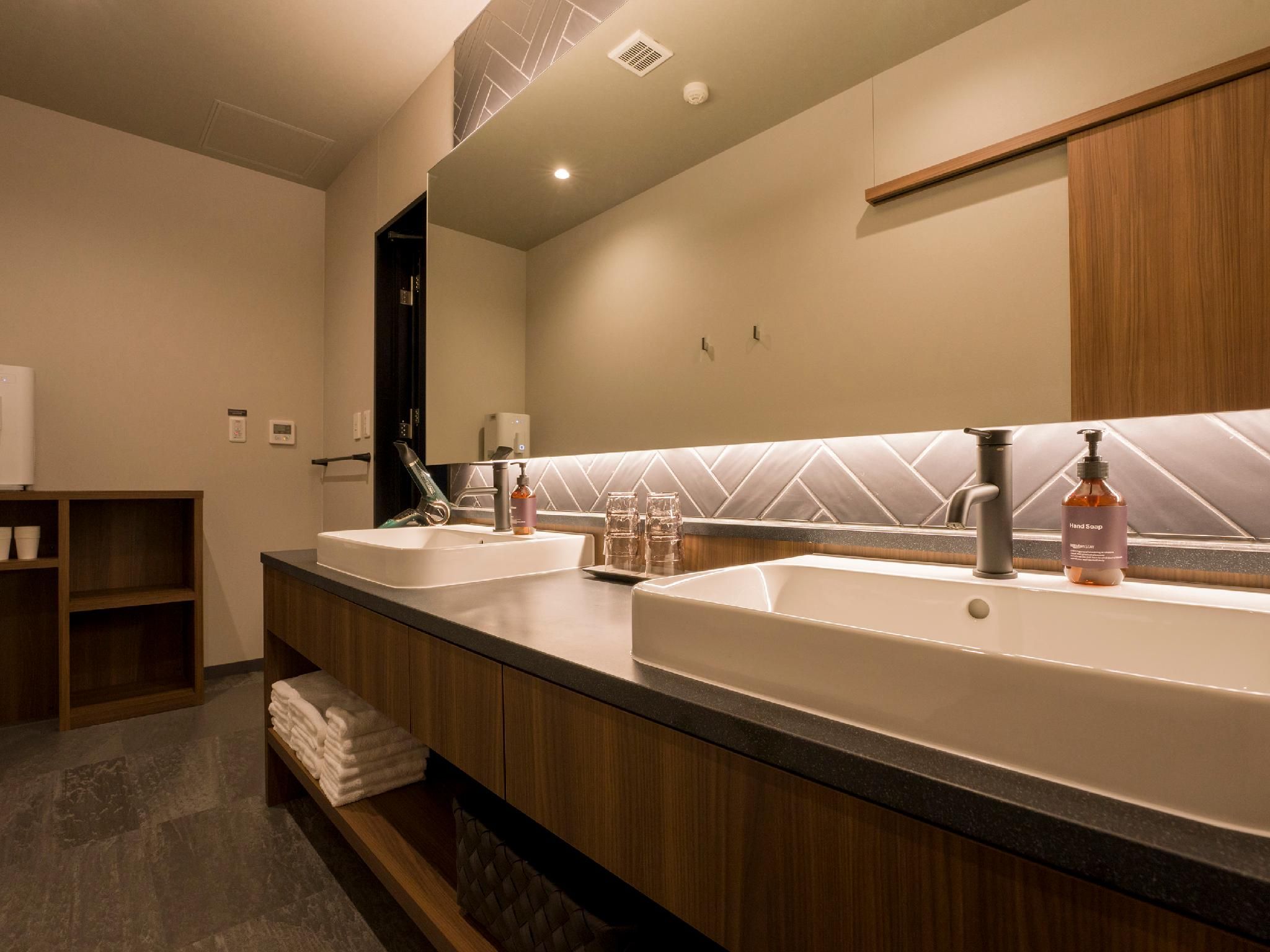 Room for 10 People with 4 Double Beds - Non-Smoking