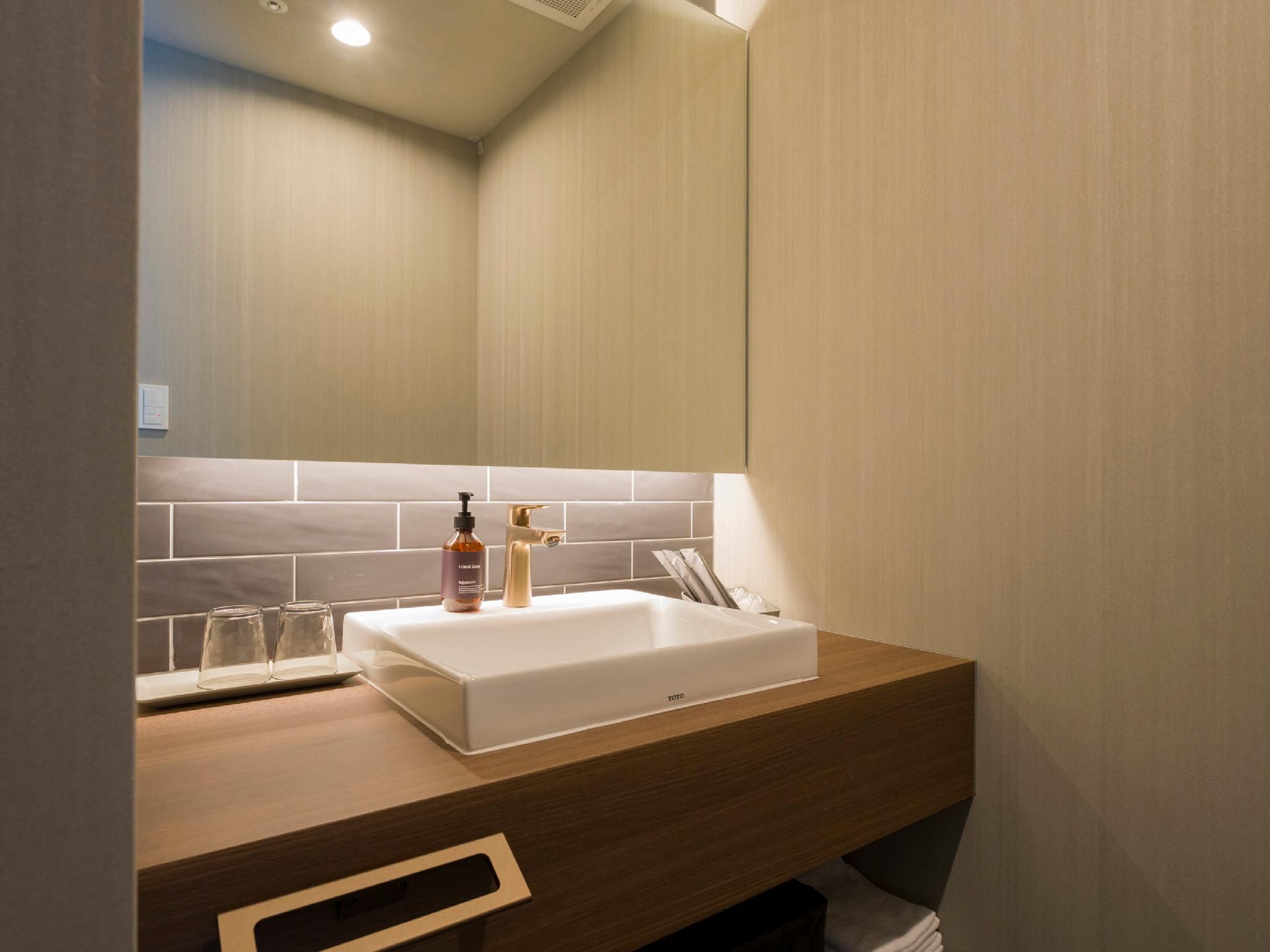A: 4 Single Beds, 1 Double Bed with High-Temperature Sauna