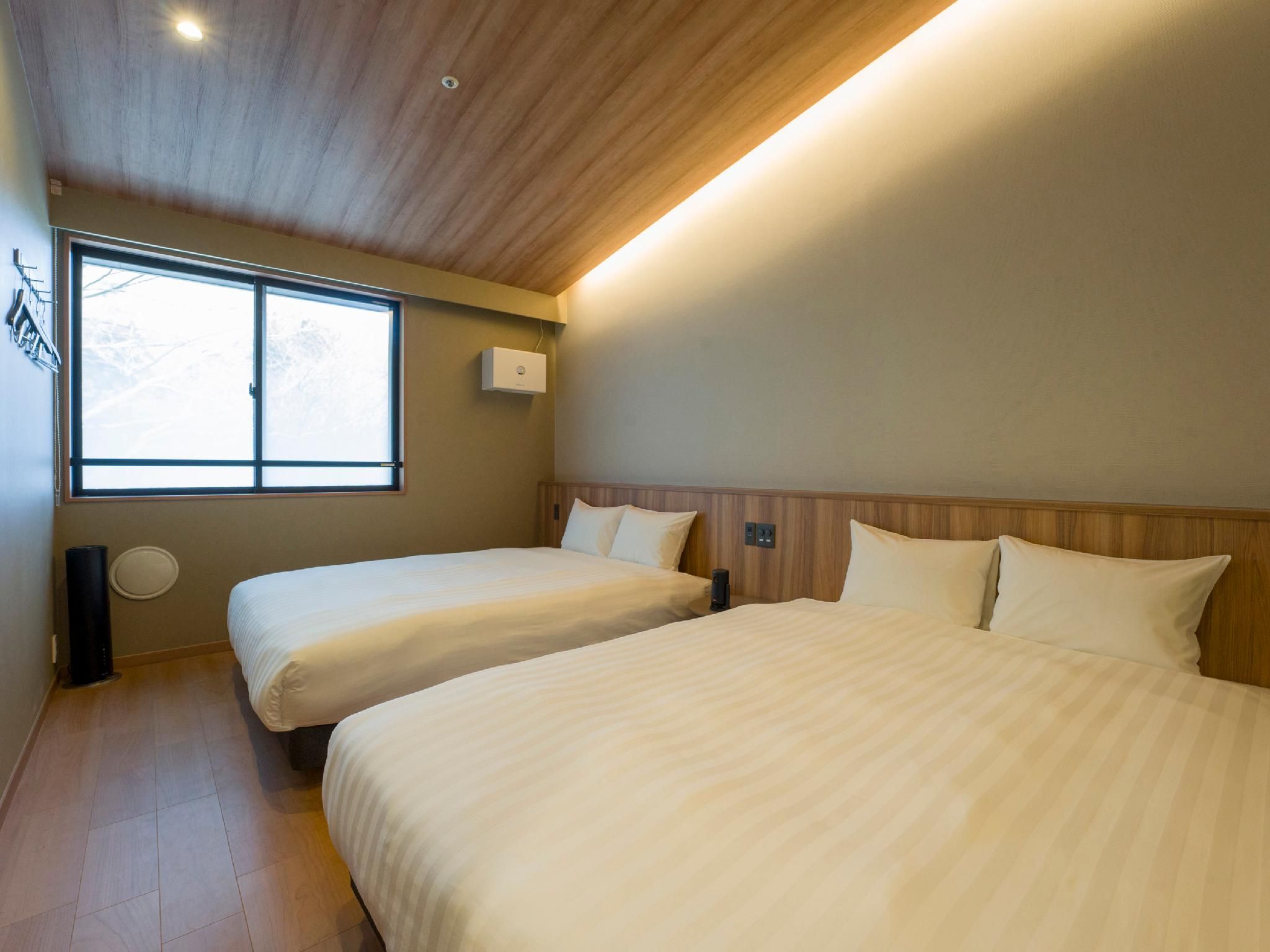 B: 4 Queen Beds with High-Temperature Sauna