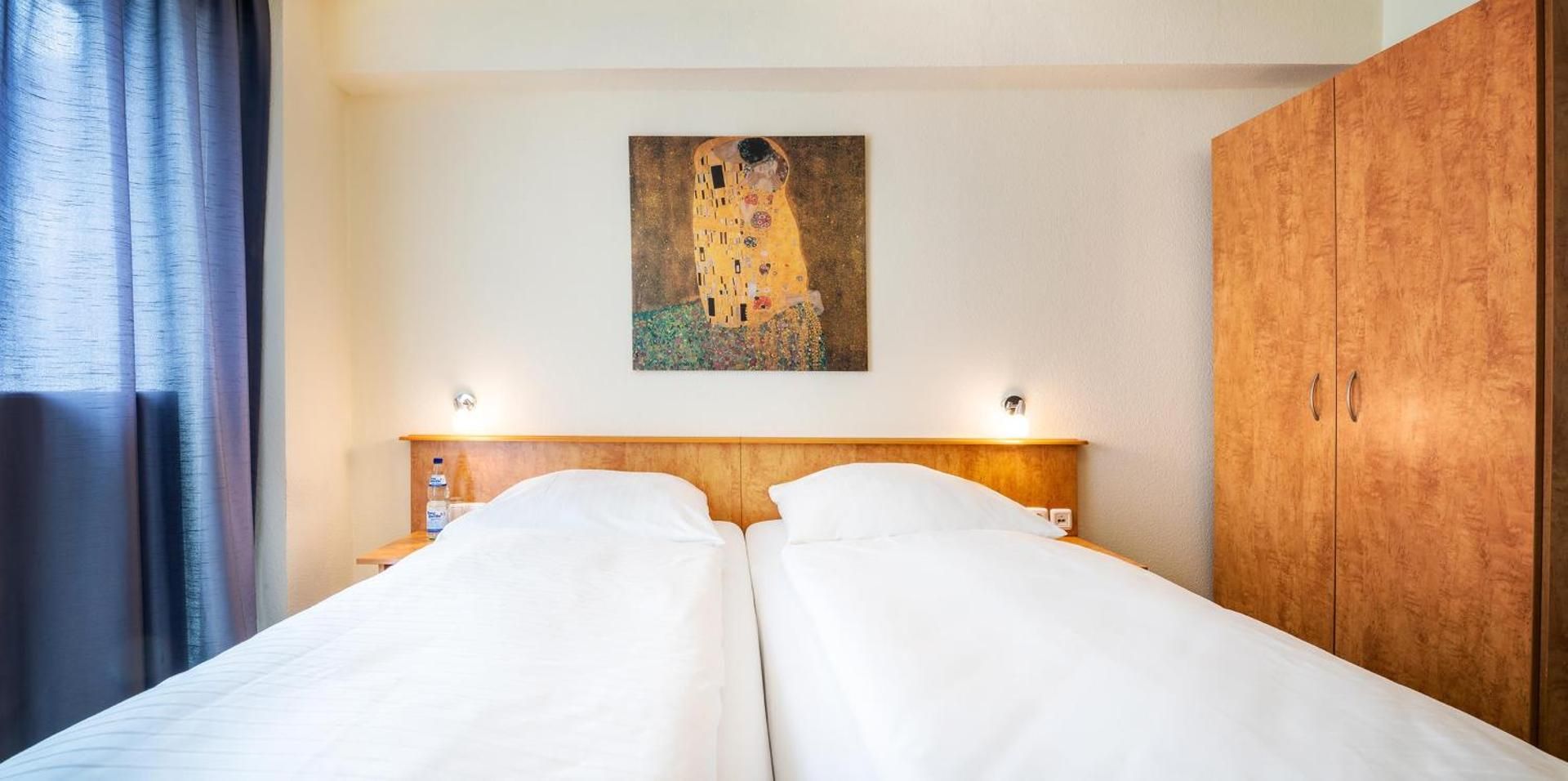 Schroeders City-Style-Hotel Standard Triple Room 2