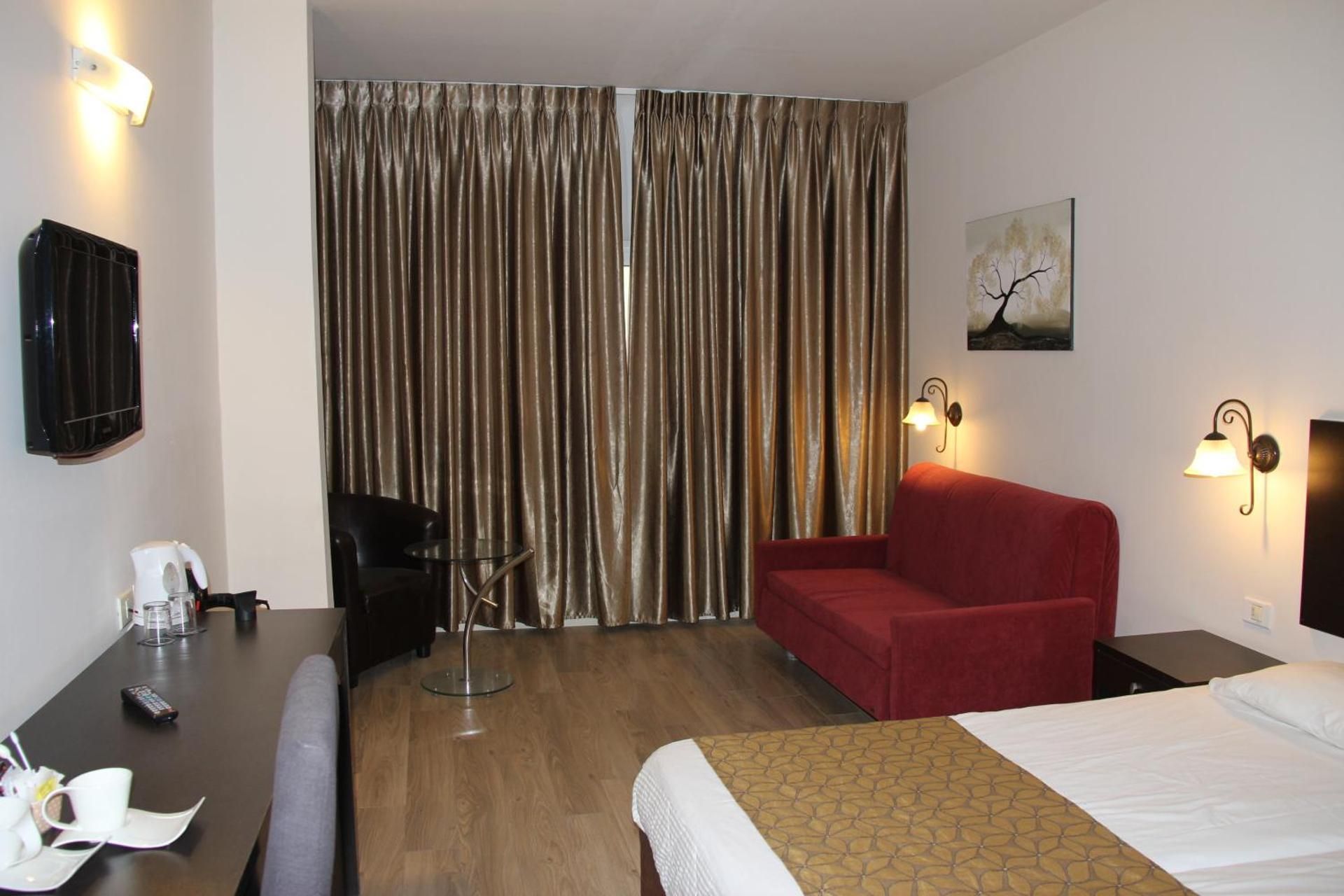 Family Room (2 Adults + 2 Children)