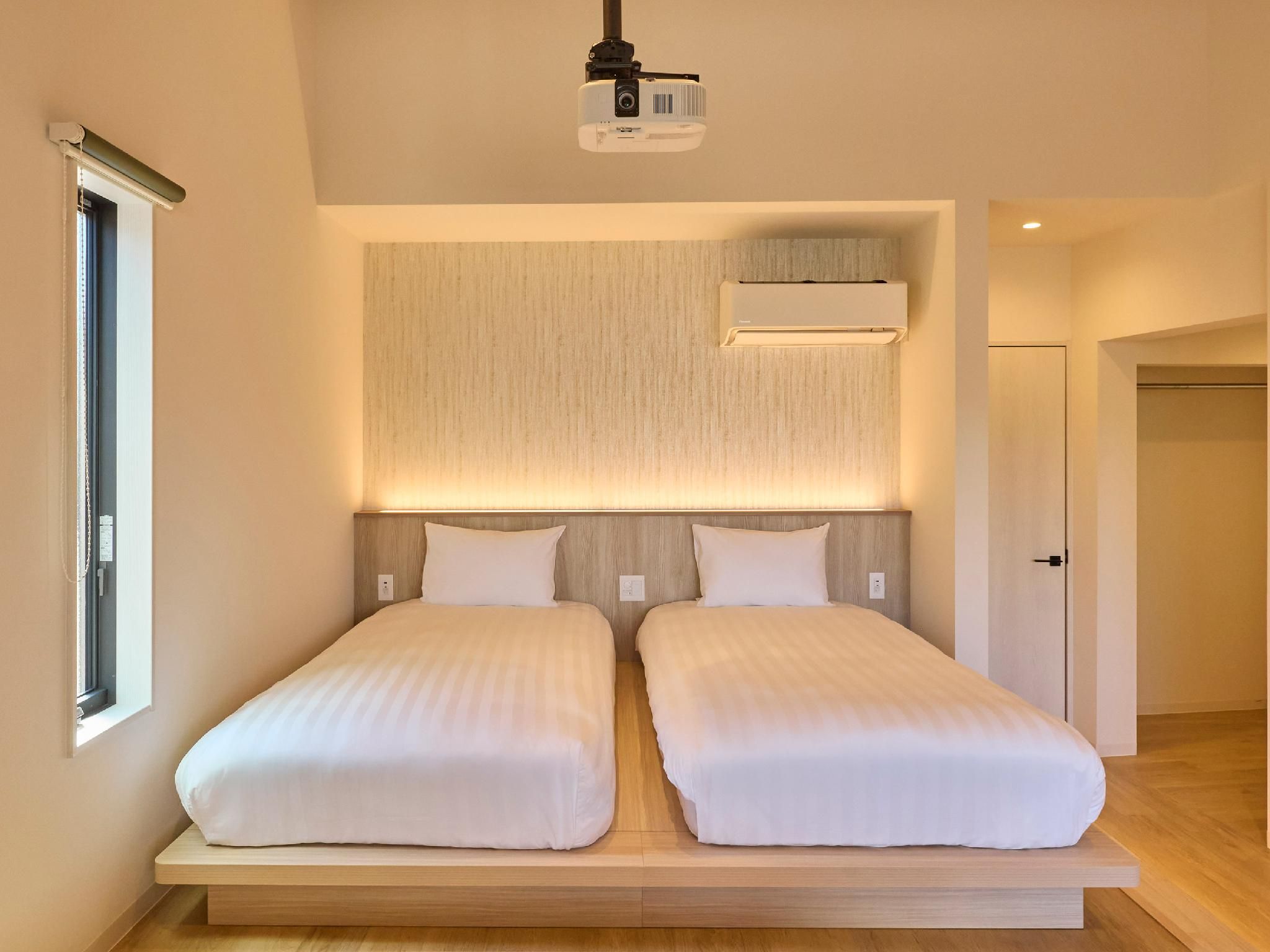 2 Double Beds + 2 Single Bed