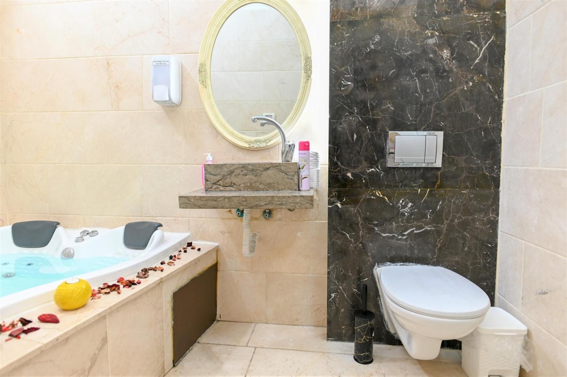 Studio with Spa Bath