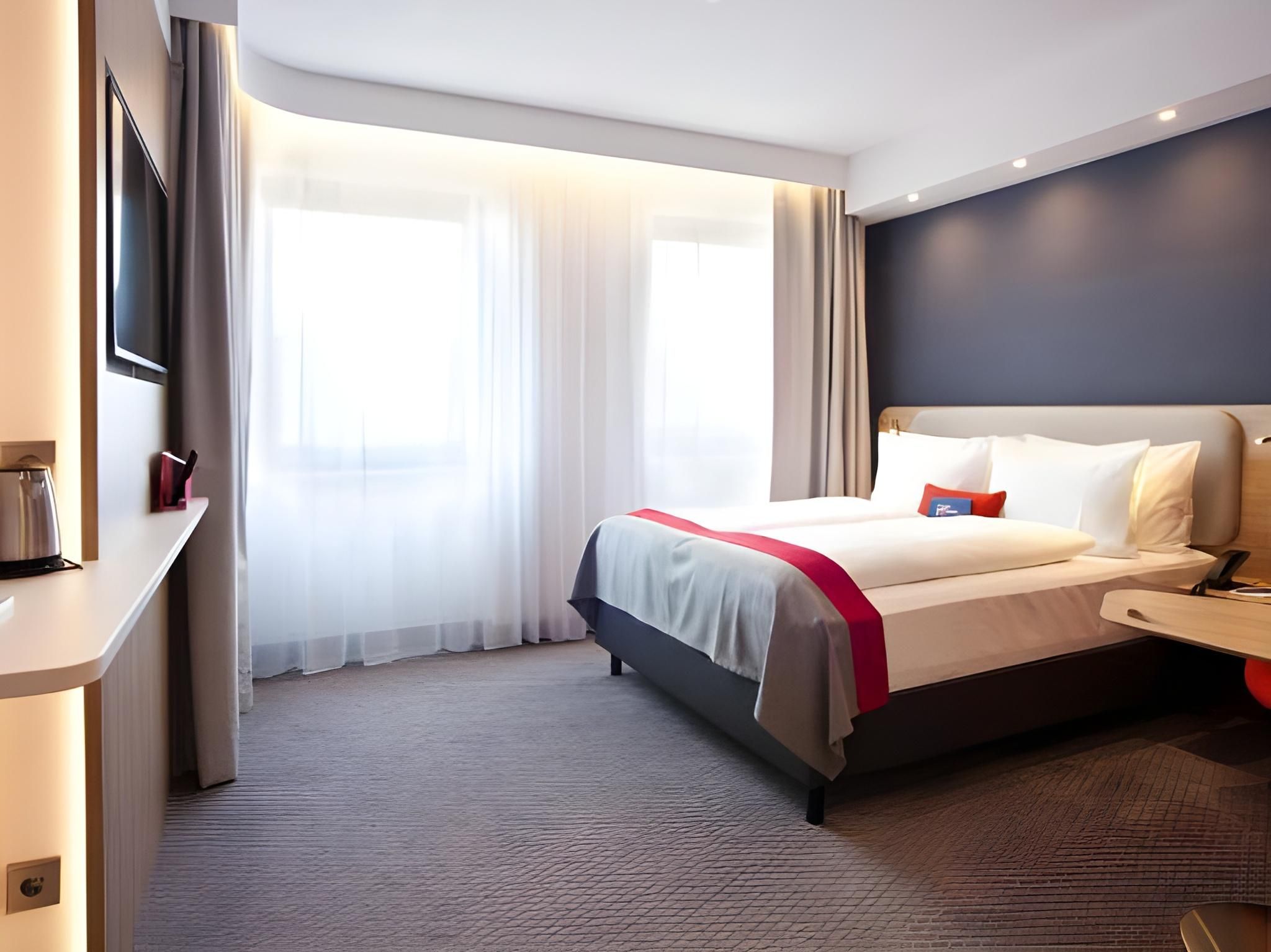 1 Queen Standard Accessible