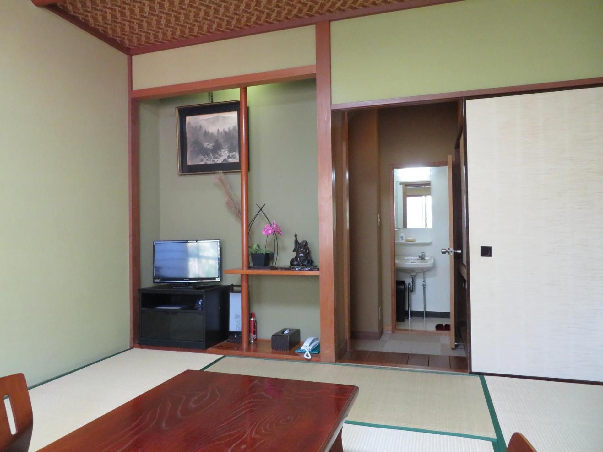 Standard Twin Room with Mountain View