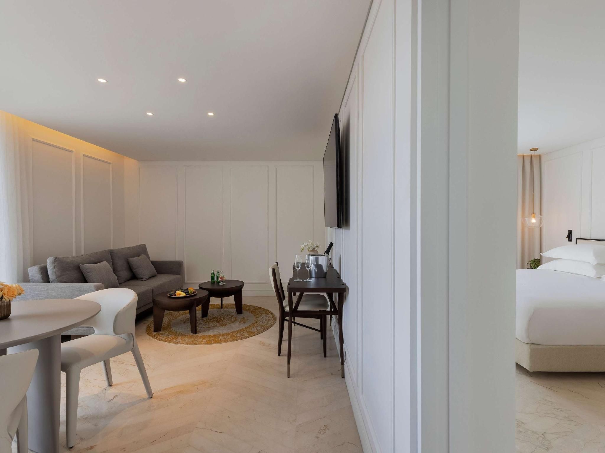 1 bedroom Suite with 1 kingsize bed or twin bed s and sofa bed in the living room