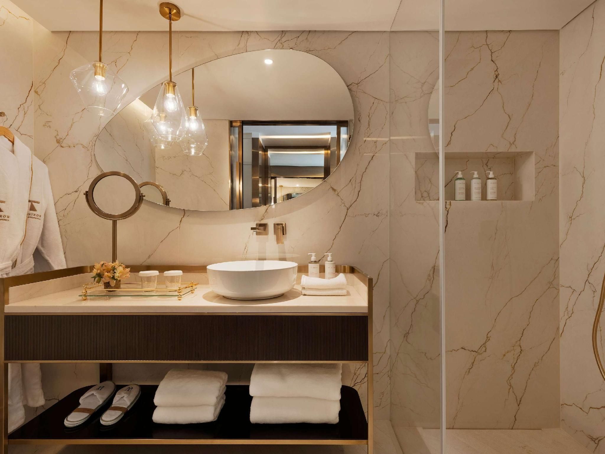 1 bedroom Suite with 1 kingsize bed or twin bed s and sofa bed in the living room