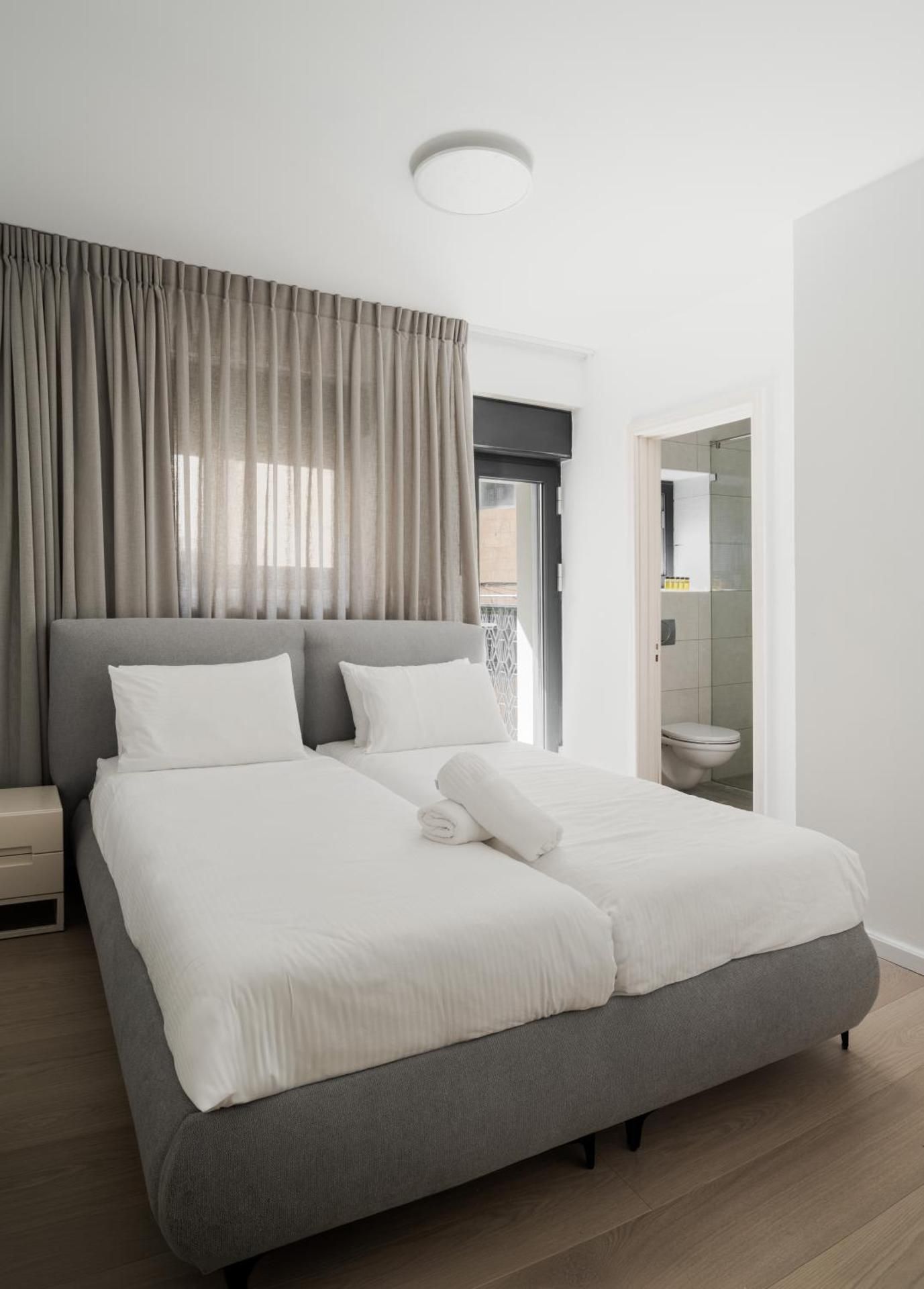Deluxe One Bedroom Apartment with Balcony XII