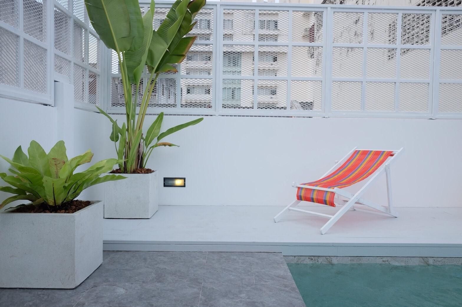 swimming pool [outdoor]