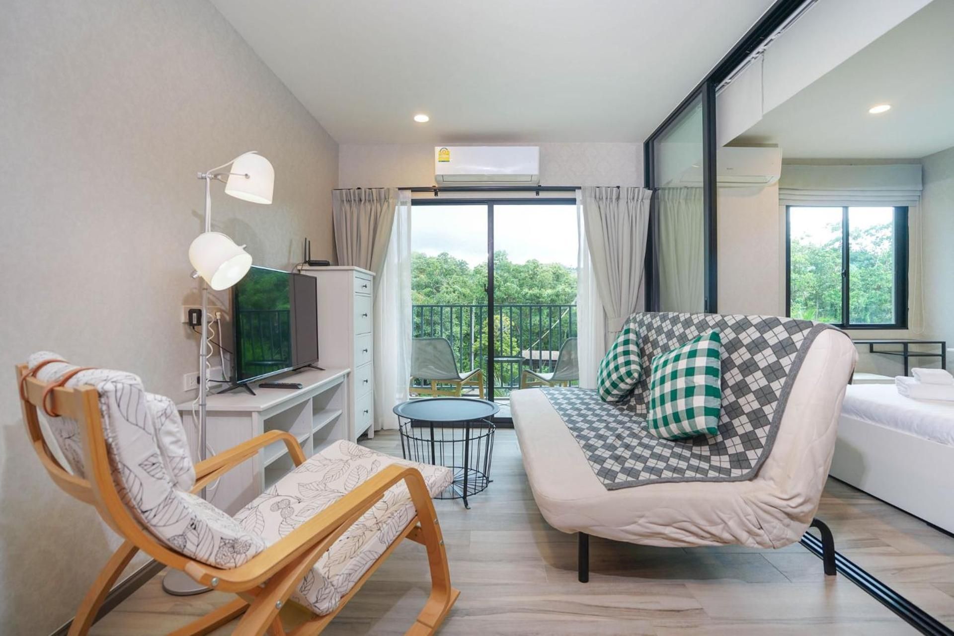 Apartment with Pool View