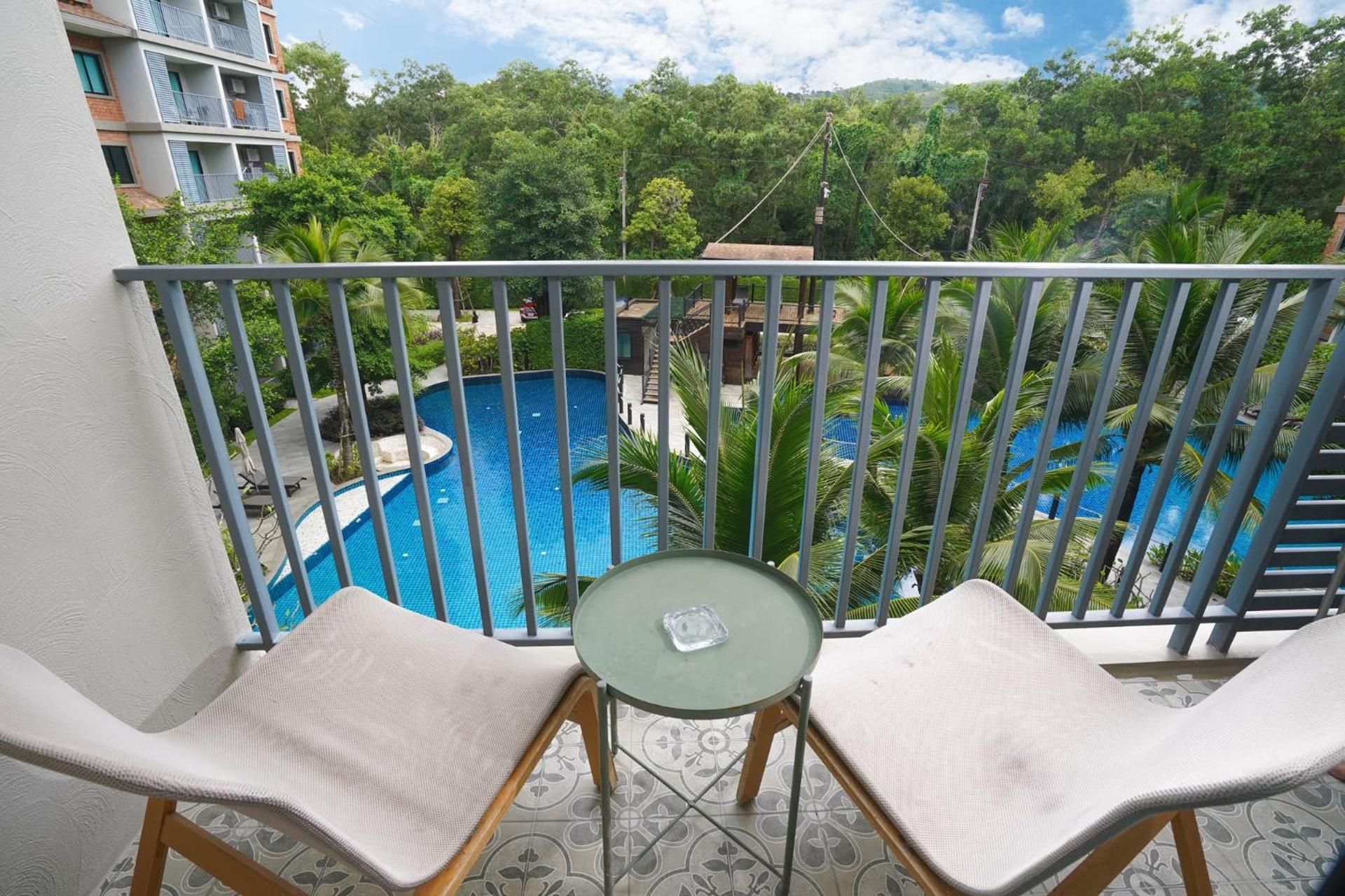 Apartment with Pool View
