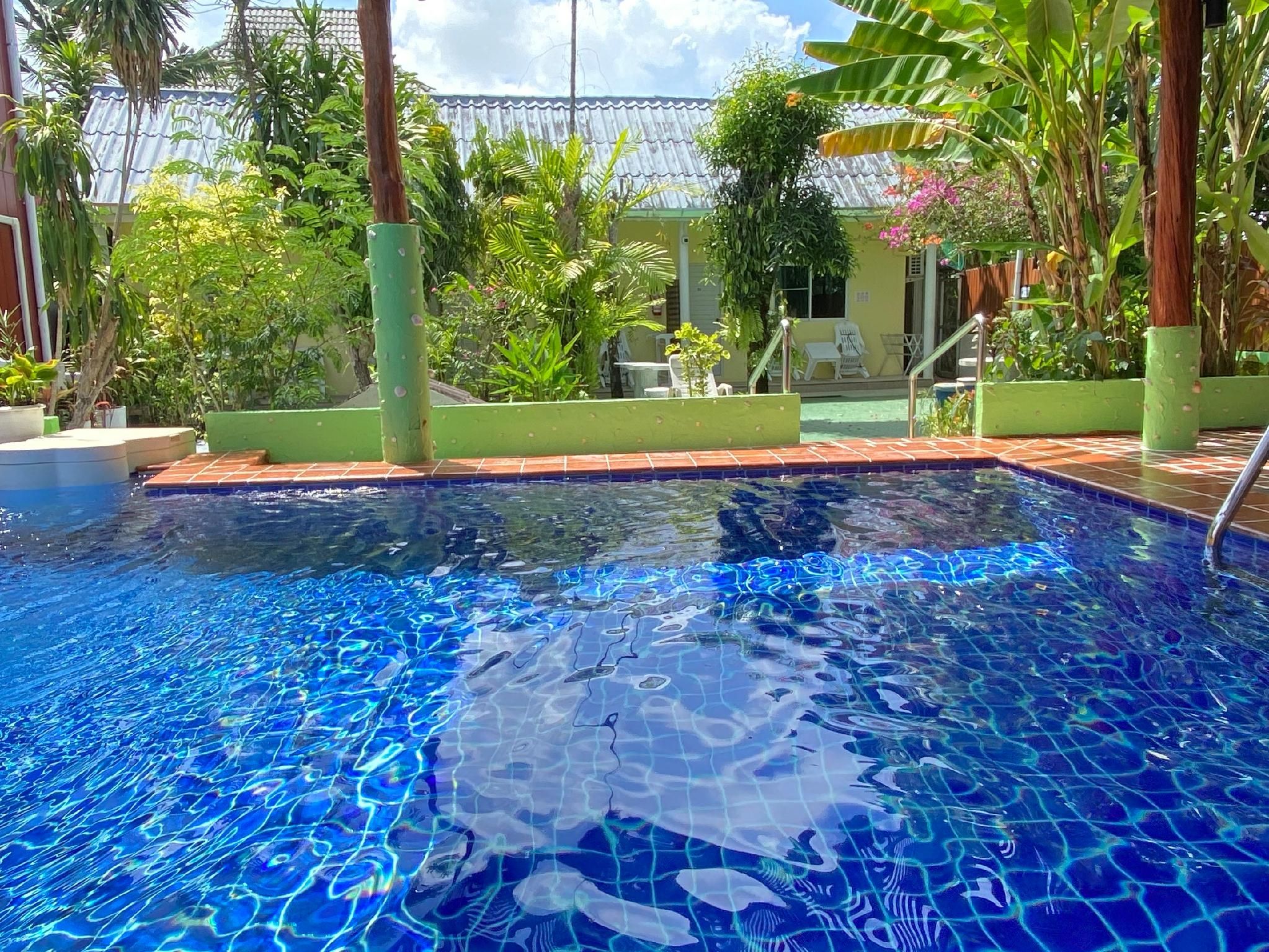 swimming pool [outdoor]