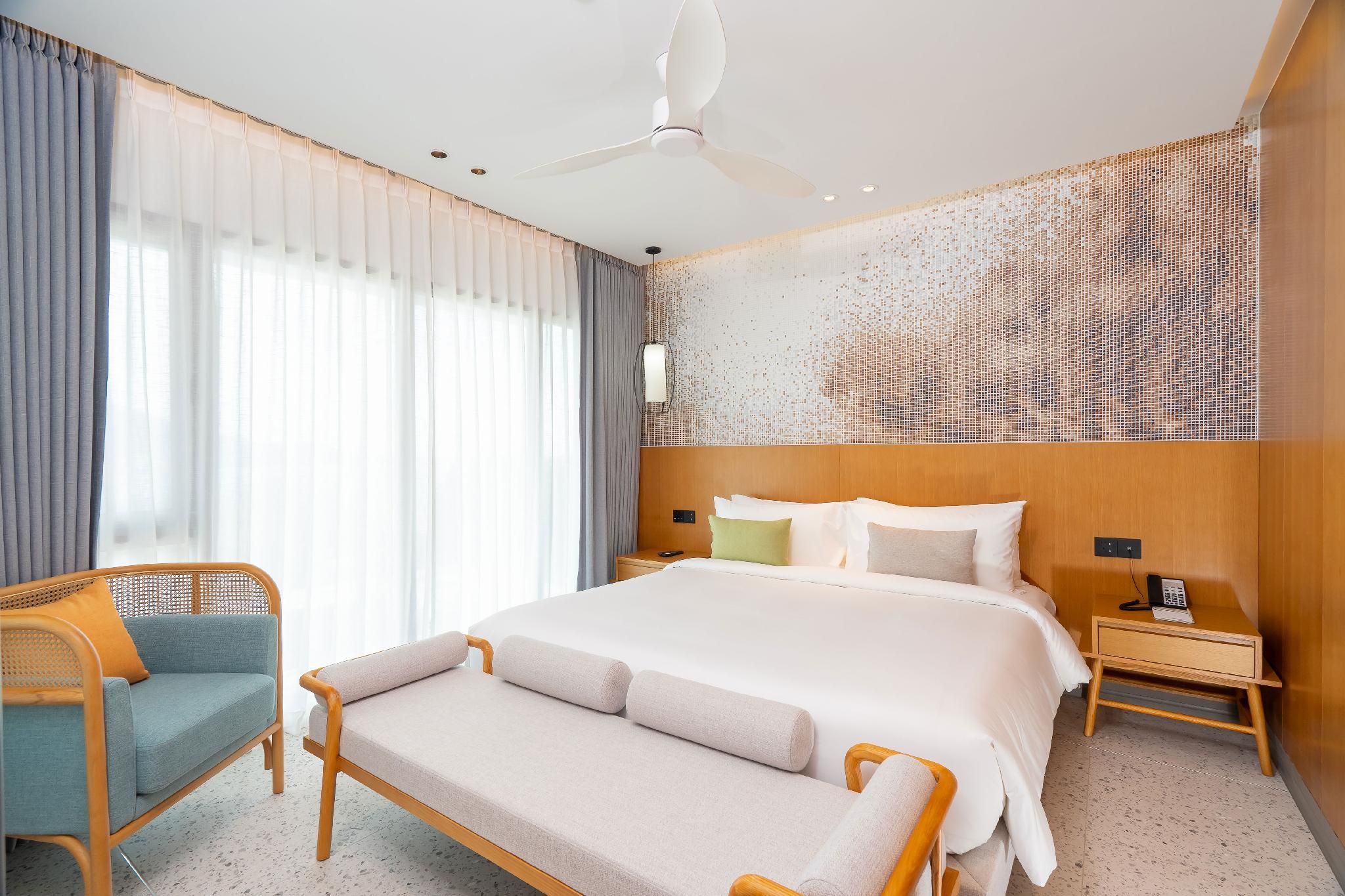 Deluxe Suite, Pool Access, 1 King Bed
