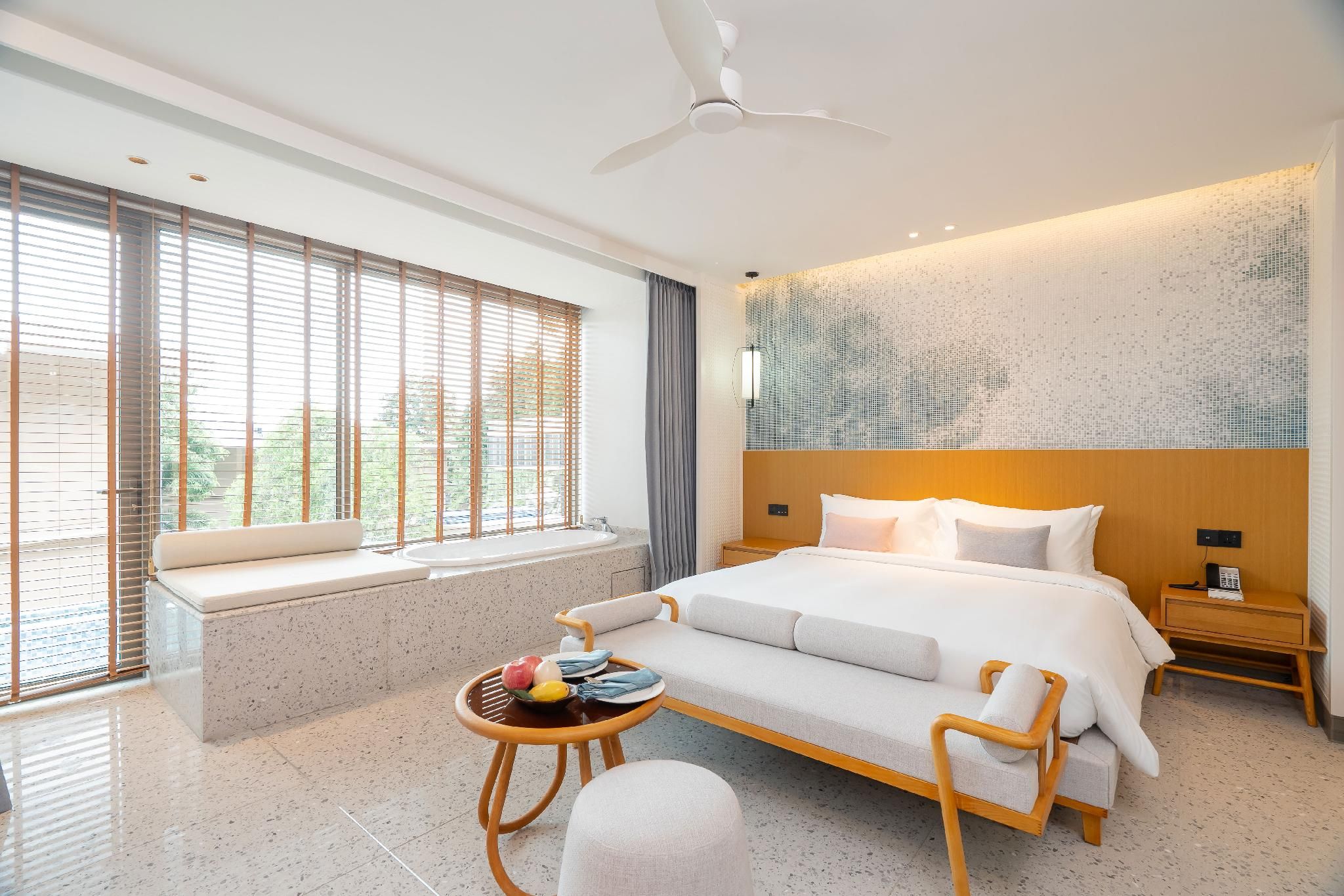 Deluxe Room, Pool Access, 1 King Bed