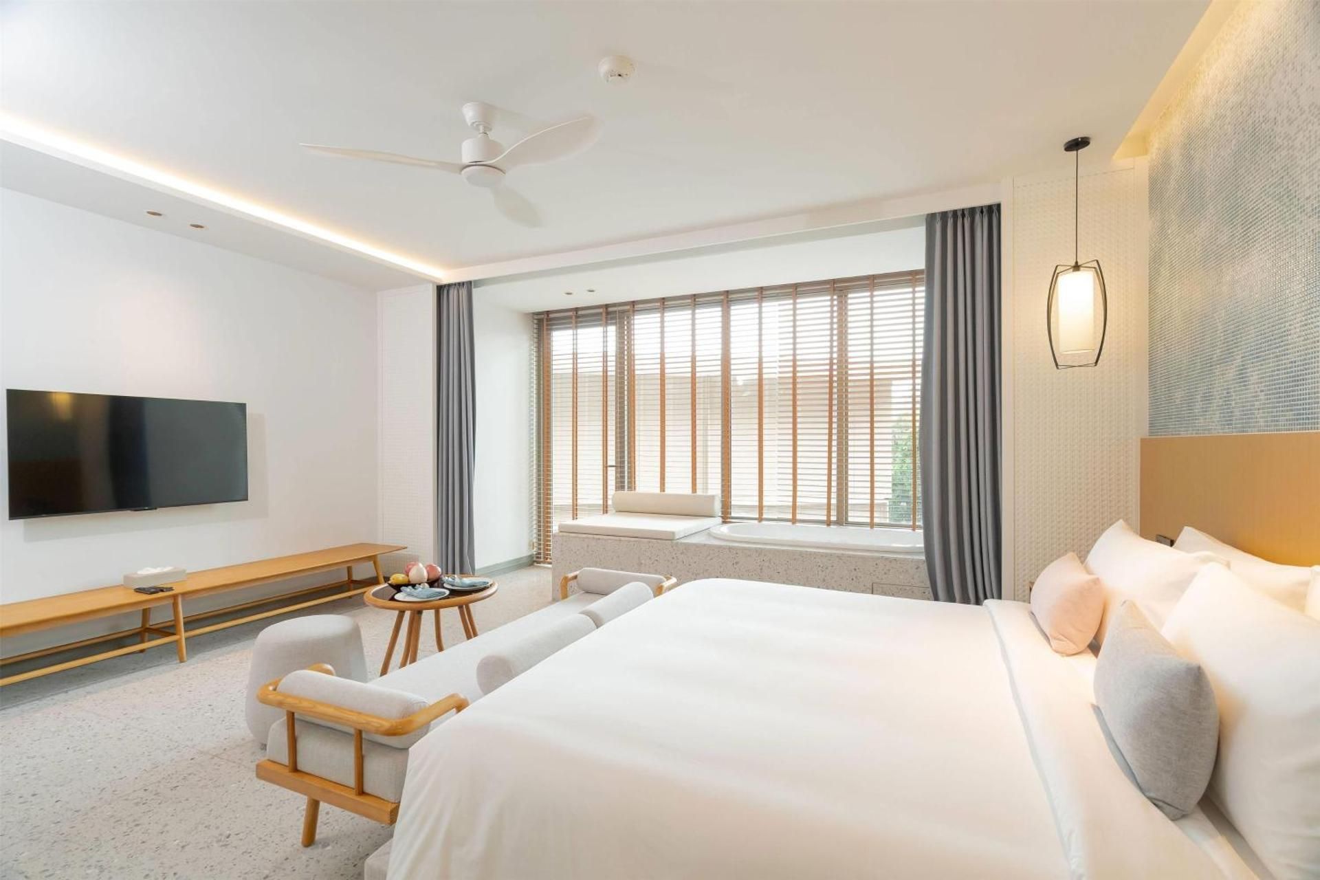 Deluxe King Room with Bathtub